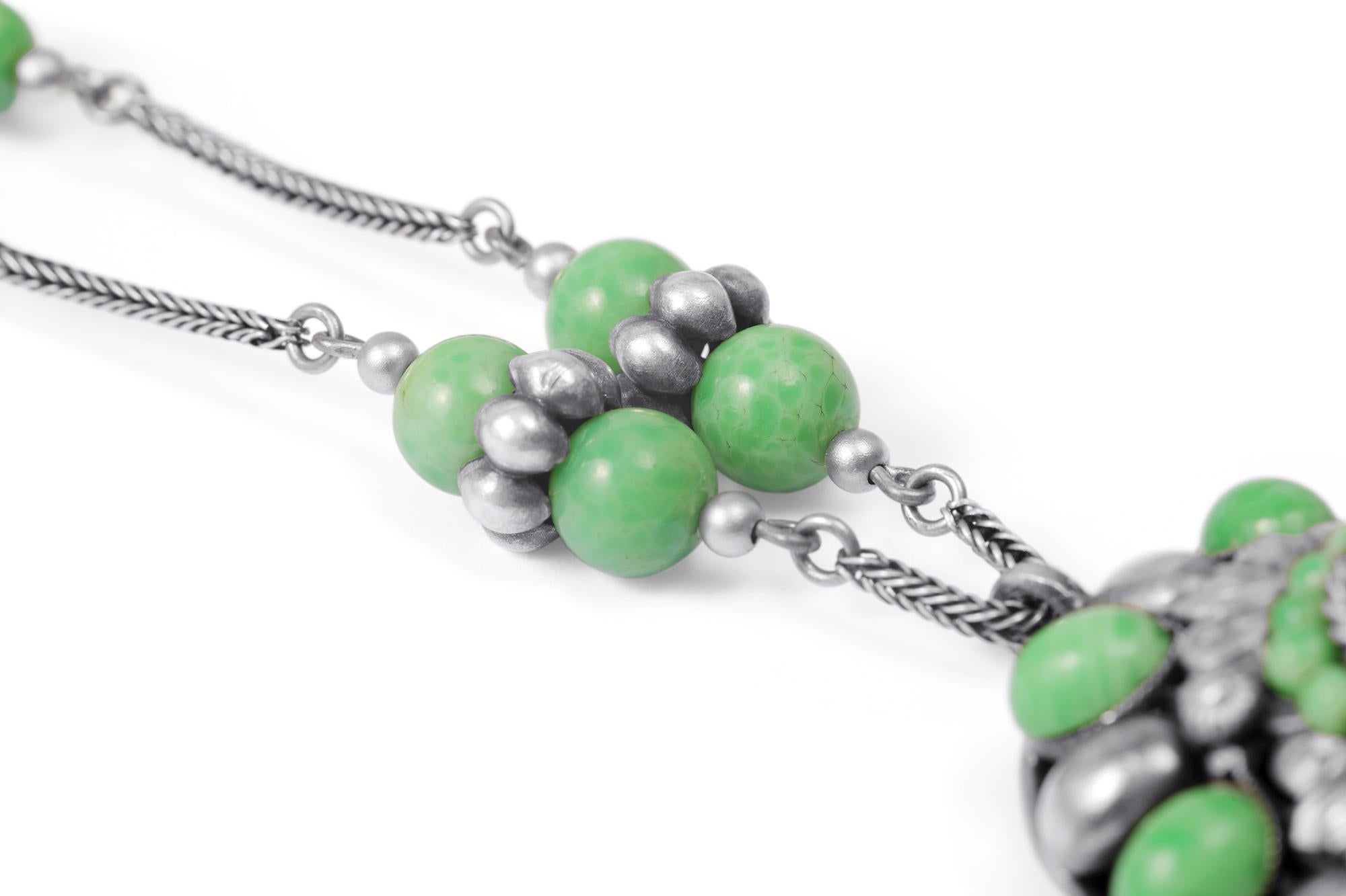 Collana con ciondolo in vetro di Pechino in argento Art Nouveau ceco del 1920 in vendita 1