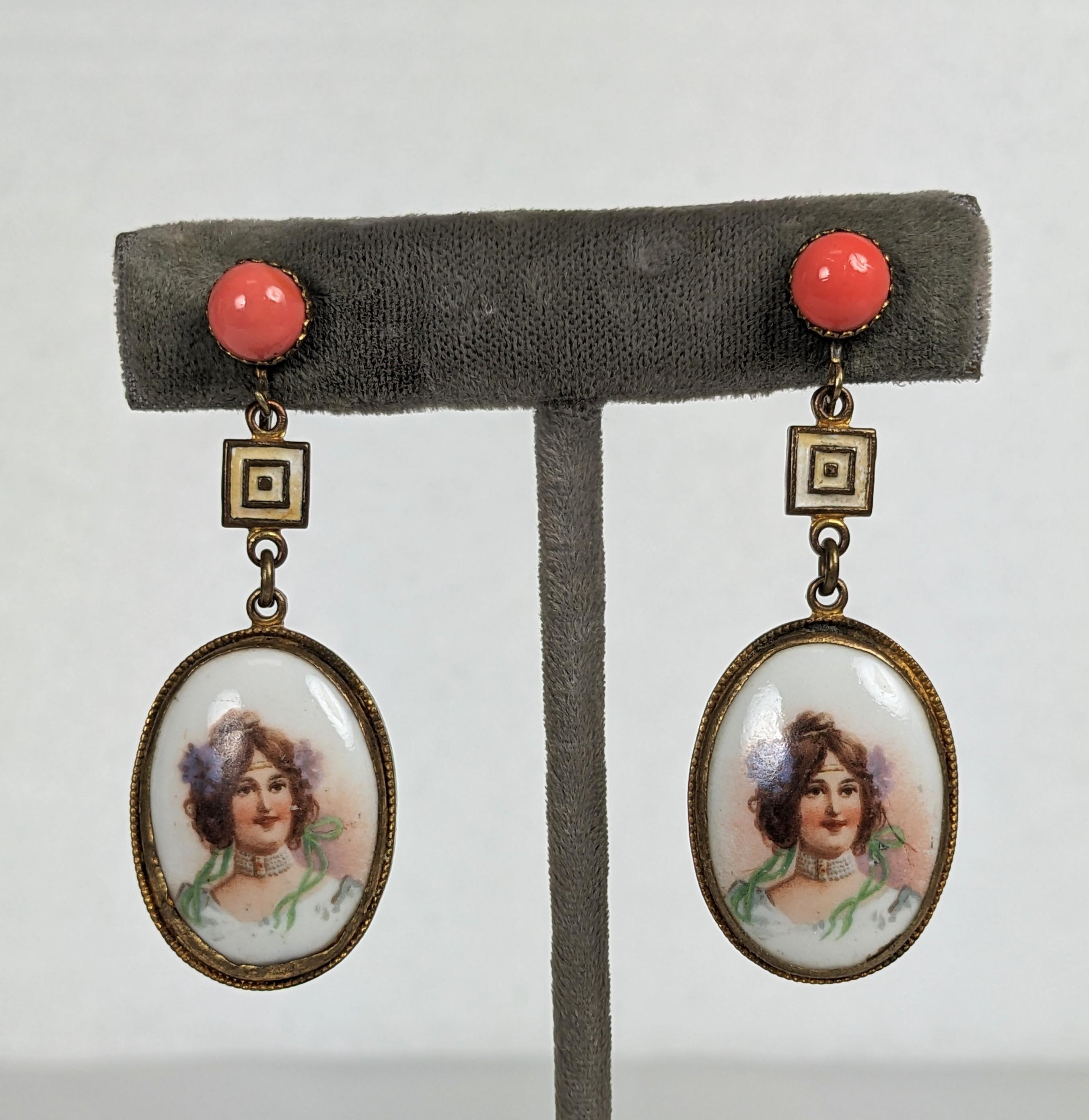Orecchini cechi a forma di ritratto degli anni '20 con pendenti in finto corallo, smalto e vetro lattimo litografato di una signora in costume d'epoca. Raccordi originali a vite. 2