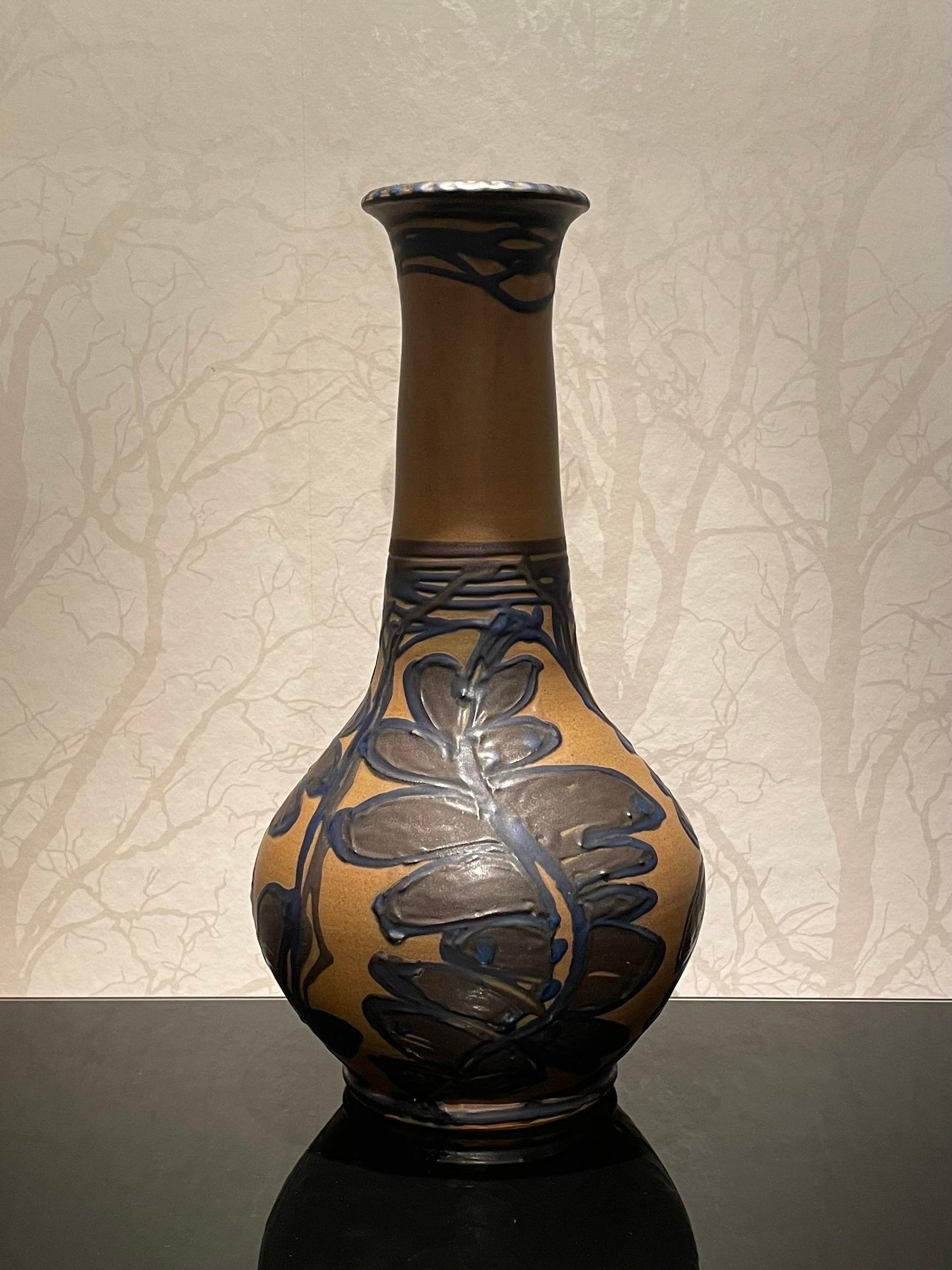 Scandinavo moderno Vaso da terra in ceramica danese degli anni '20 di Herman A. Kähler in vendita