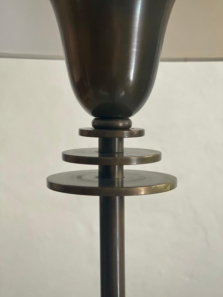 1920s Danish art deco floor lamp in solid patinated bronze and linen lamp shade For Sale 7