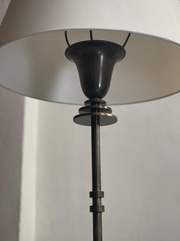 1920s Danish art deco floor lamp in solid patinated bronze and linen lamp shade For Sale 8