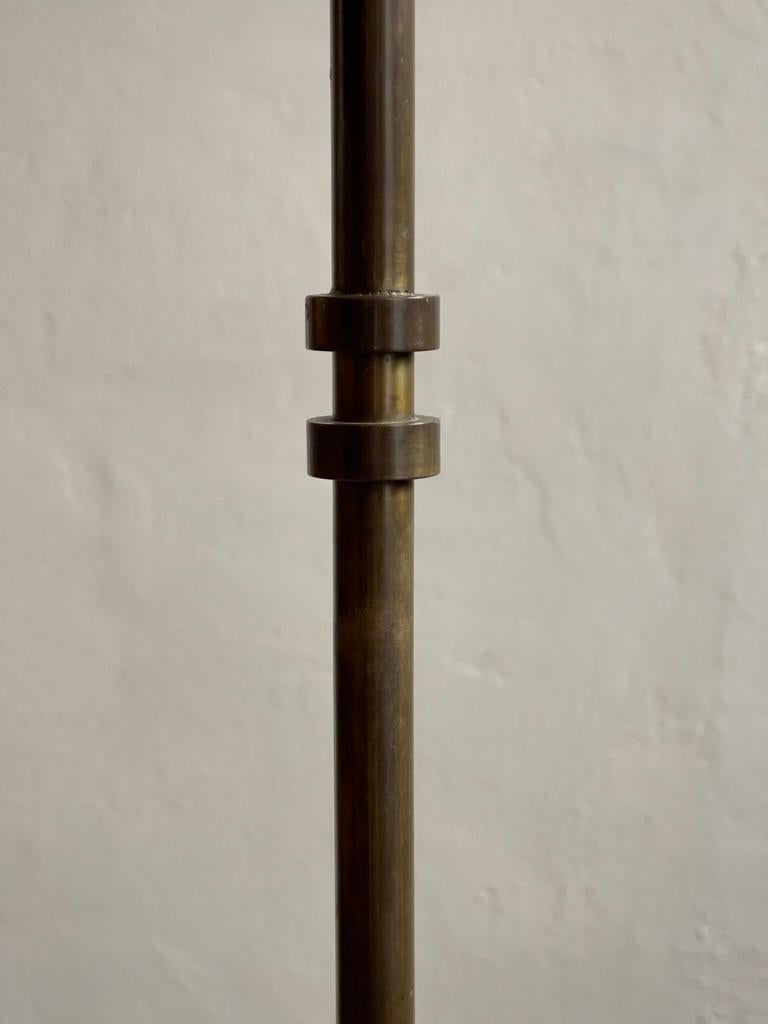 1920s Danish art deco floor lamp in solid patinated bronze and linen lamp shade In Good Condition For Sale In København K, 84