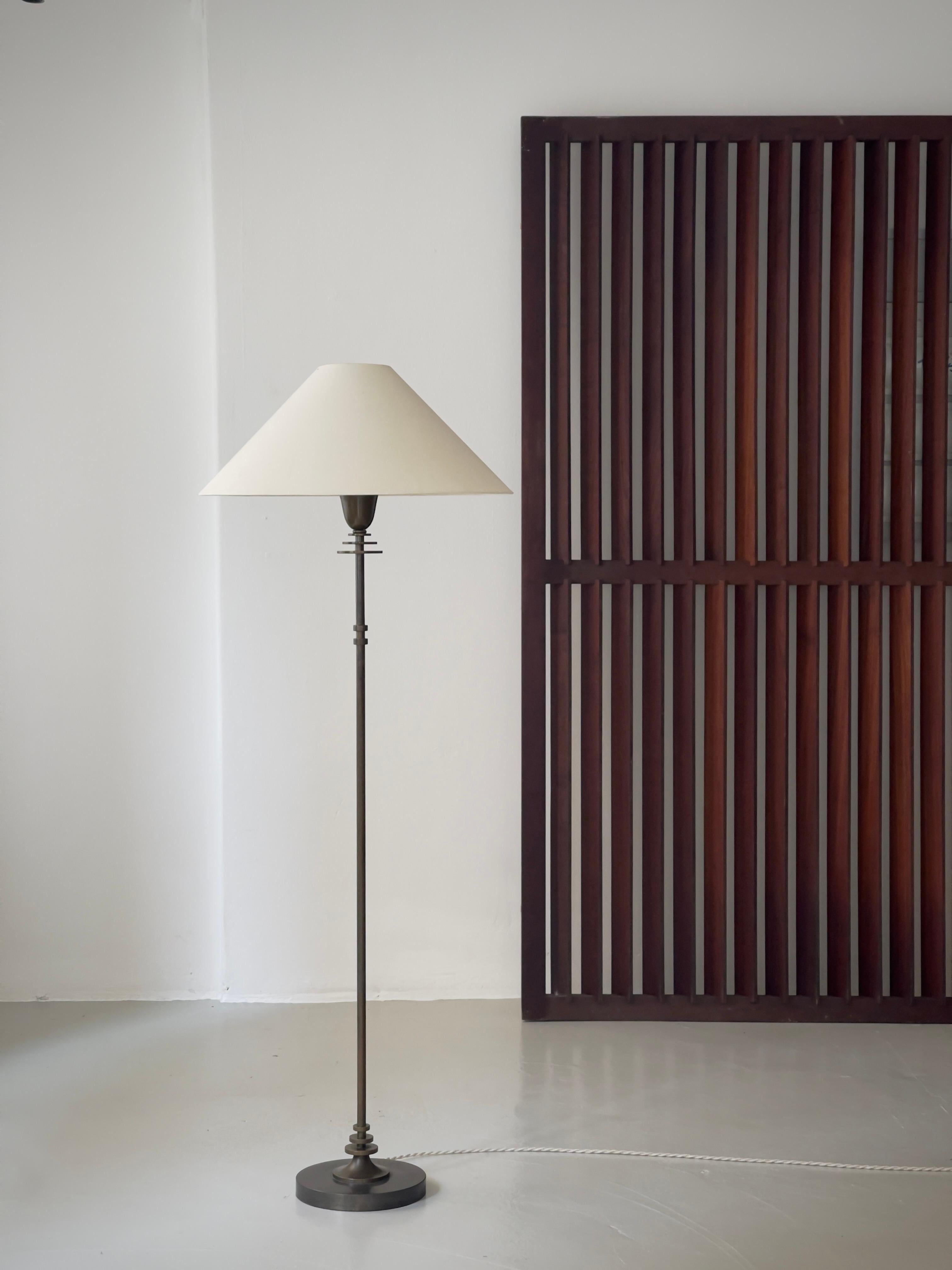 1920s Danish Art Deco floor lamp in solid bronze. Just Andersen style metal work For Sale 9