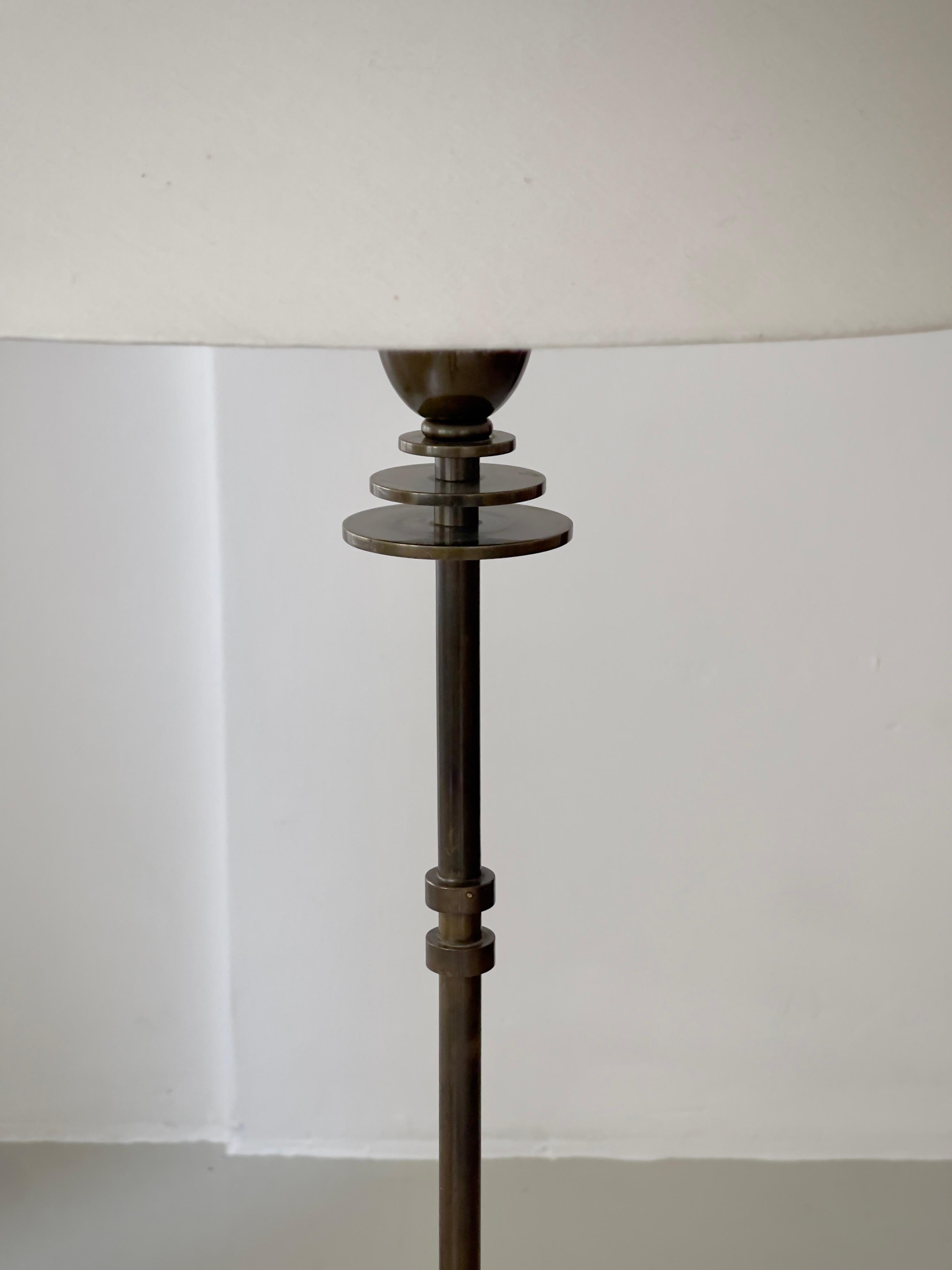 1920s Danish Art Deco floor lamp in solid bronze. Just Andersen style metal work In Good Condition For Sale In København K, 84