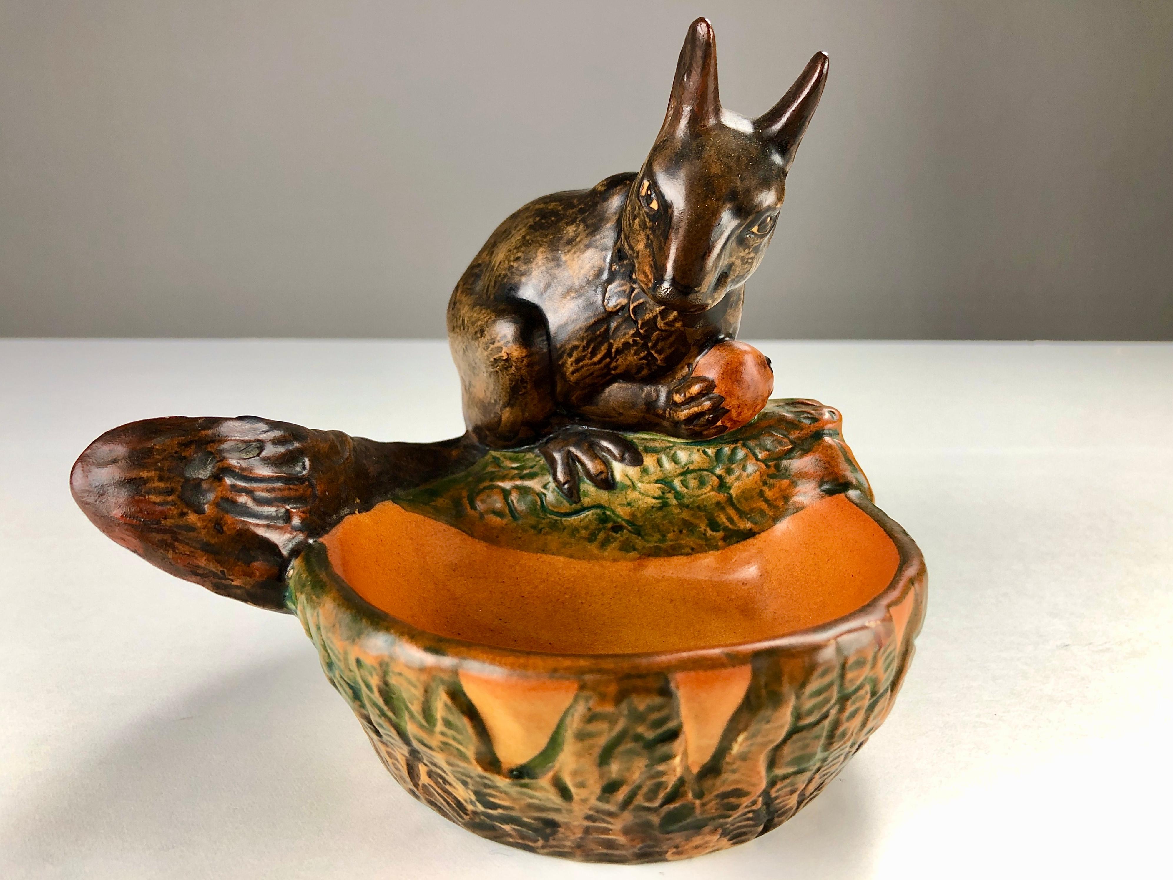 Hand -crafted Danish Art Nouveau ash tray / bowl designed by Axel Sørensen in 1927 for Ipsens Enke.

The art nuveau ash tray / bowl feature a well made lively squirrel and is in excellent condition.

Ipsens Enke (1843 - 1955) was a very succesfull
