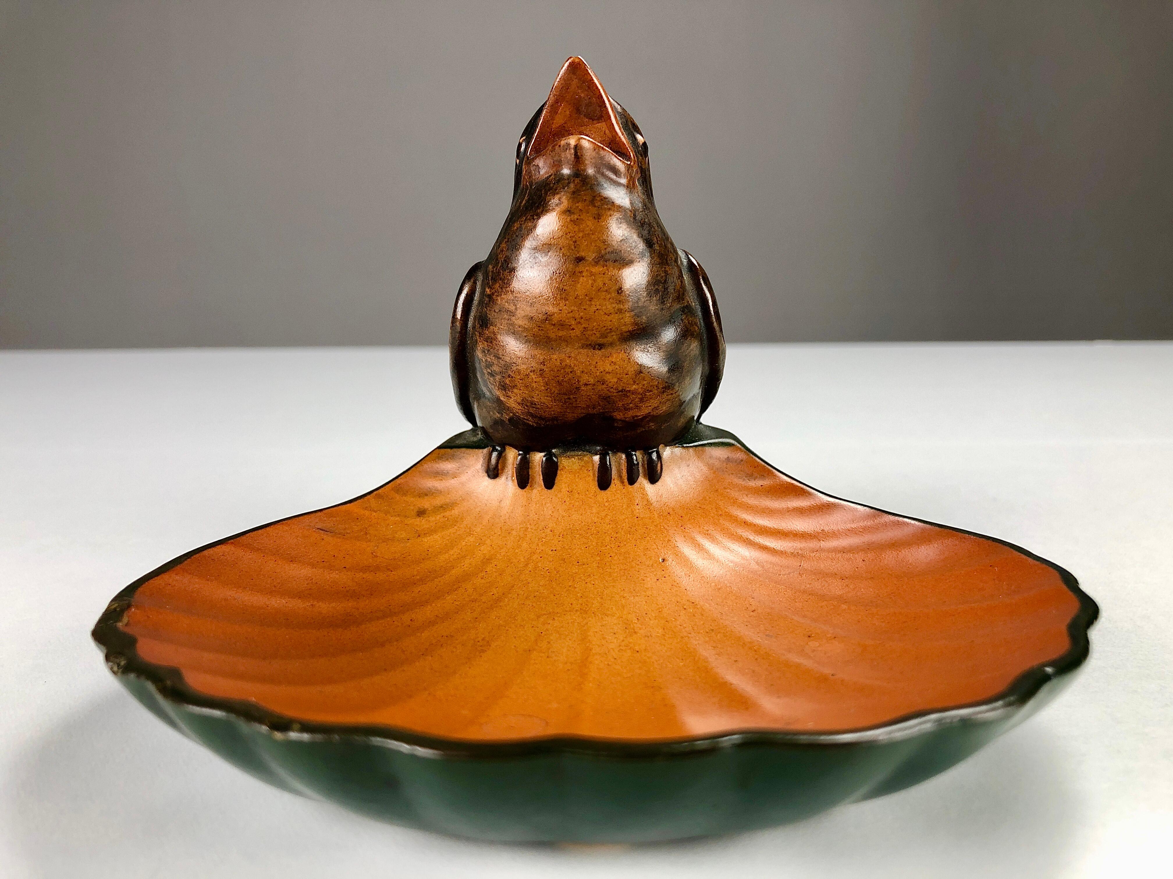 Hand-crafted Danish Art Nouveau ash tray / bowl designed by Axel Sørensen in 1927 for P. Ipsens Enke.

The art nuveau ash tray / bowl feature a well made lively sparrow and is in excellent condition.

Ipsens Enke (1843 - 1955) was a very succesfull