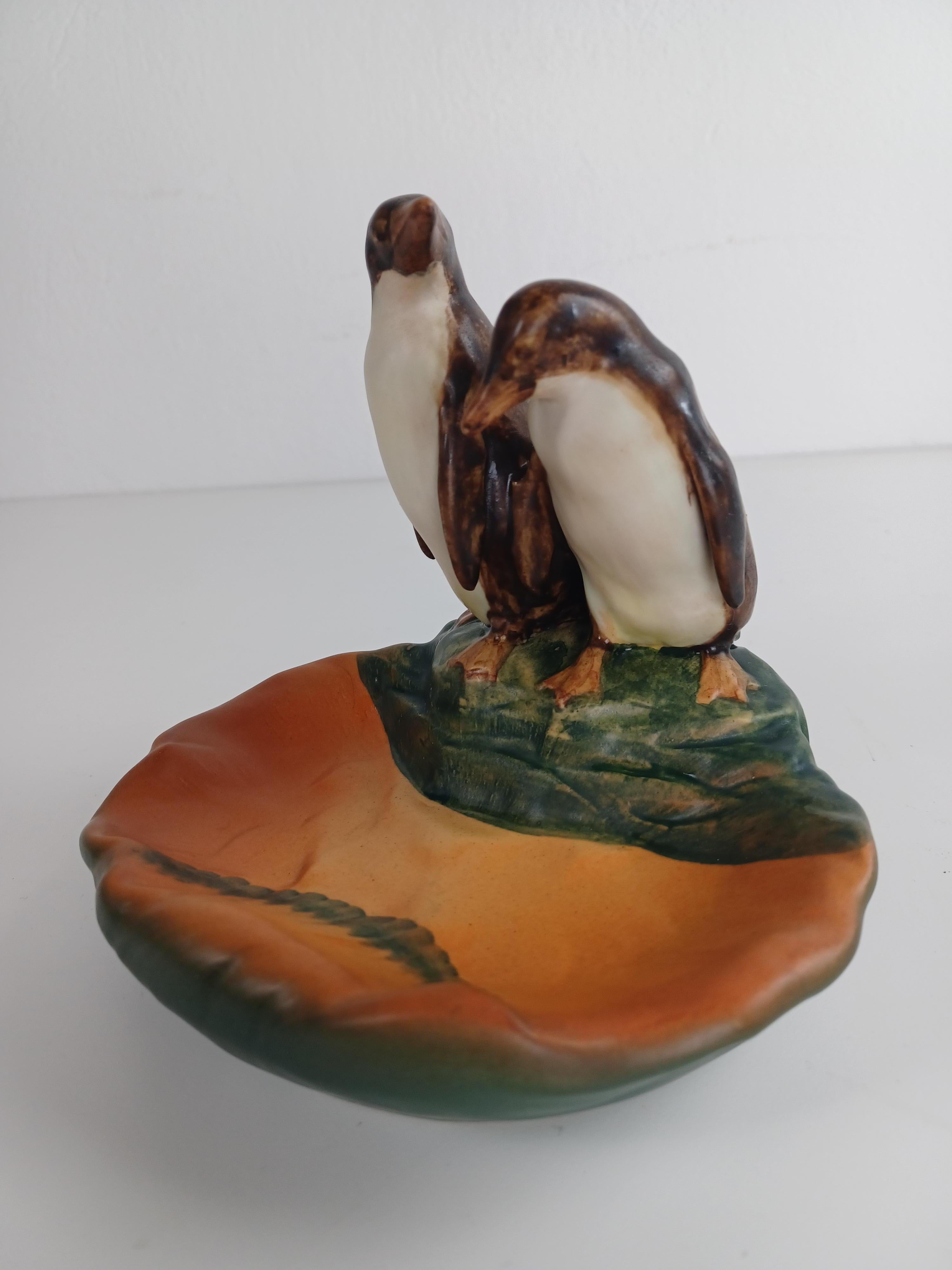 Cendrier / bol en forme de pingouin Art Nouveau danois, fabriqué à la main, conçu par Lauritz Jensen en 1923 pour P. Ipsen Enke.

Le cendrier / bol art nuveau présente un couple de pingouins vivants et est en excellent état.

Ipsen/One (1843 - 1955)