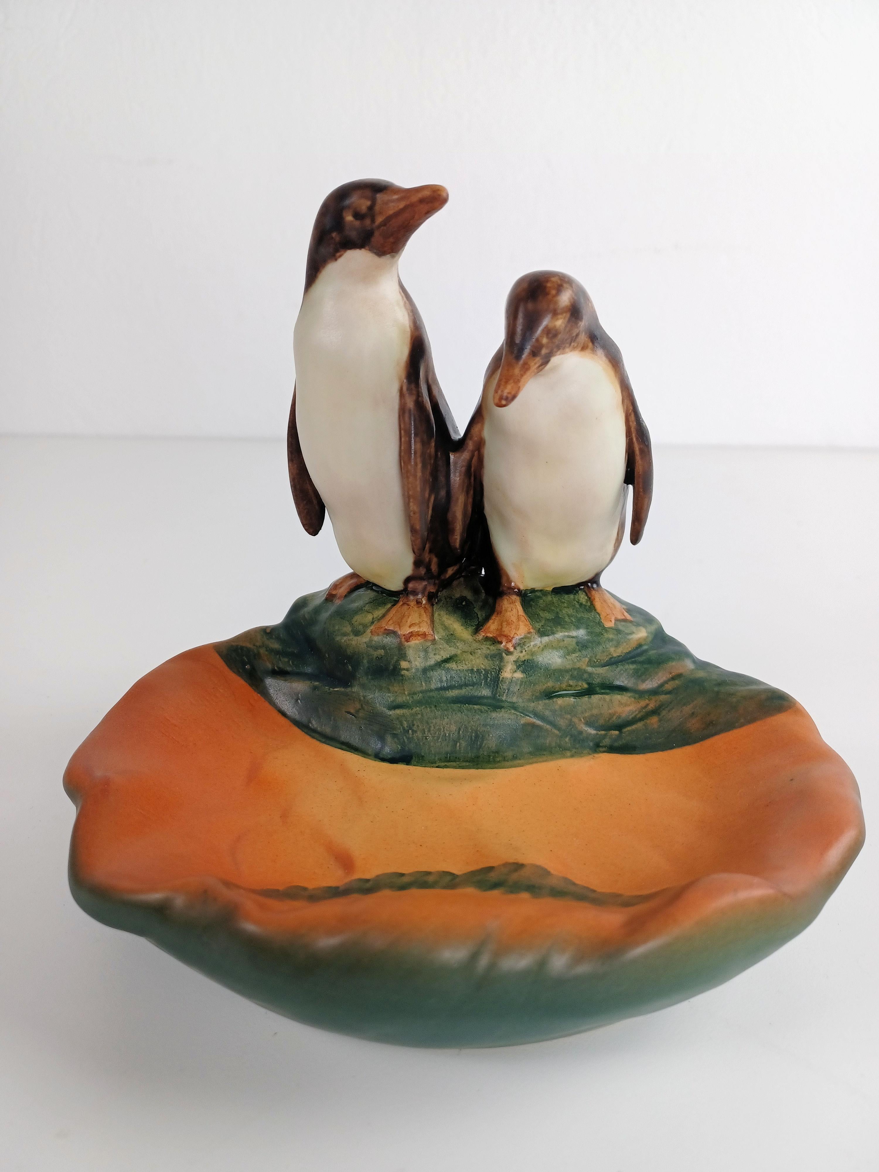 Portacenere / ciotola in stile Art Nouveau danese realizzato a mano da Lauritz Jensen nel 1923 per P. Ipsens Enke.

Il portacenere/ciotola in stile art nuveau presenta una coppia di vivaci pinguini ed è in ottime condizioni.

Ipsen Enke (1843 -