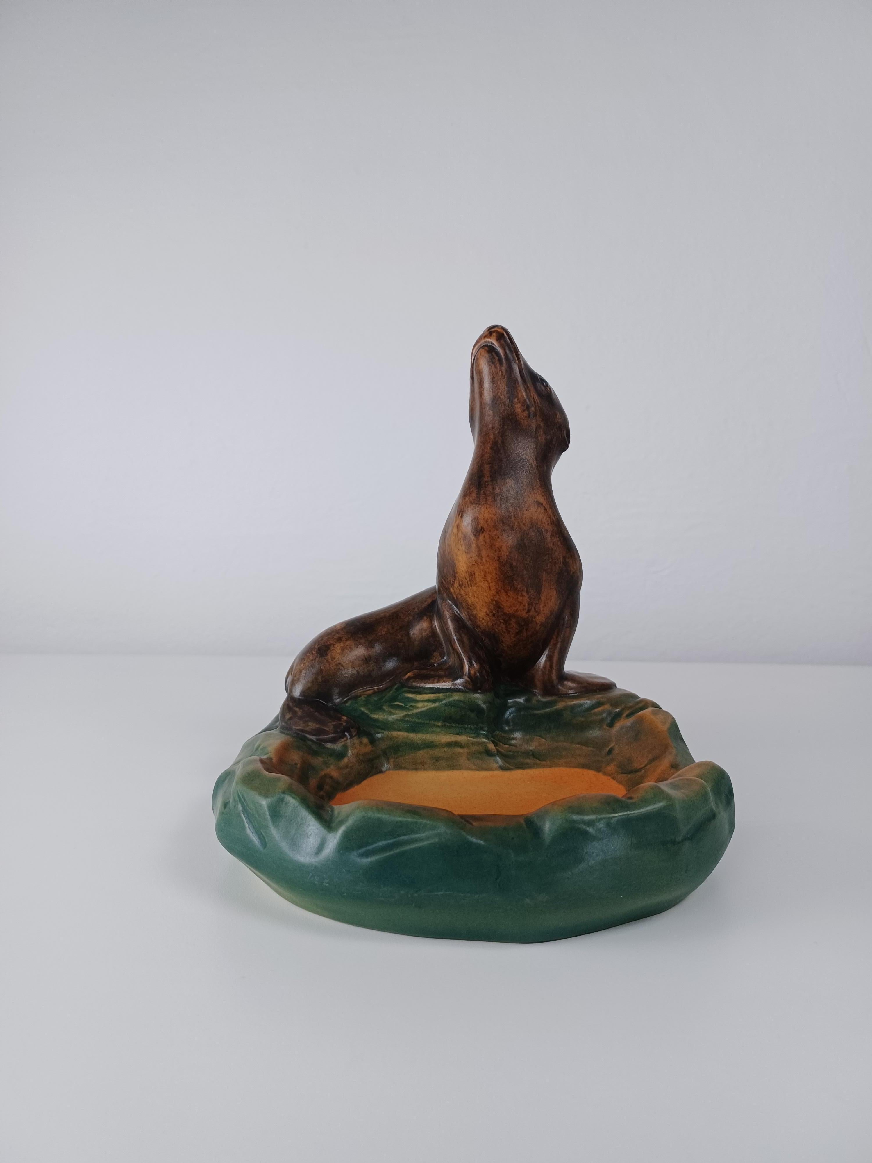 Danish hand-crafted Art Nouveau seal ash tray / bowl designed by Axel Sørensen in 1929 for P. Ipsens Enke.

The Art Nuveau ash tray / bowl feature a lively seal and is in excellent condition.

Ipsens Enke (1843 - 1955) was a very successful