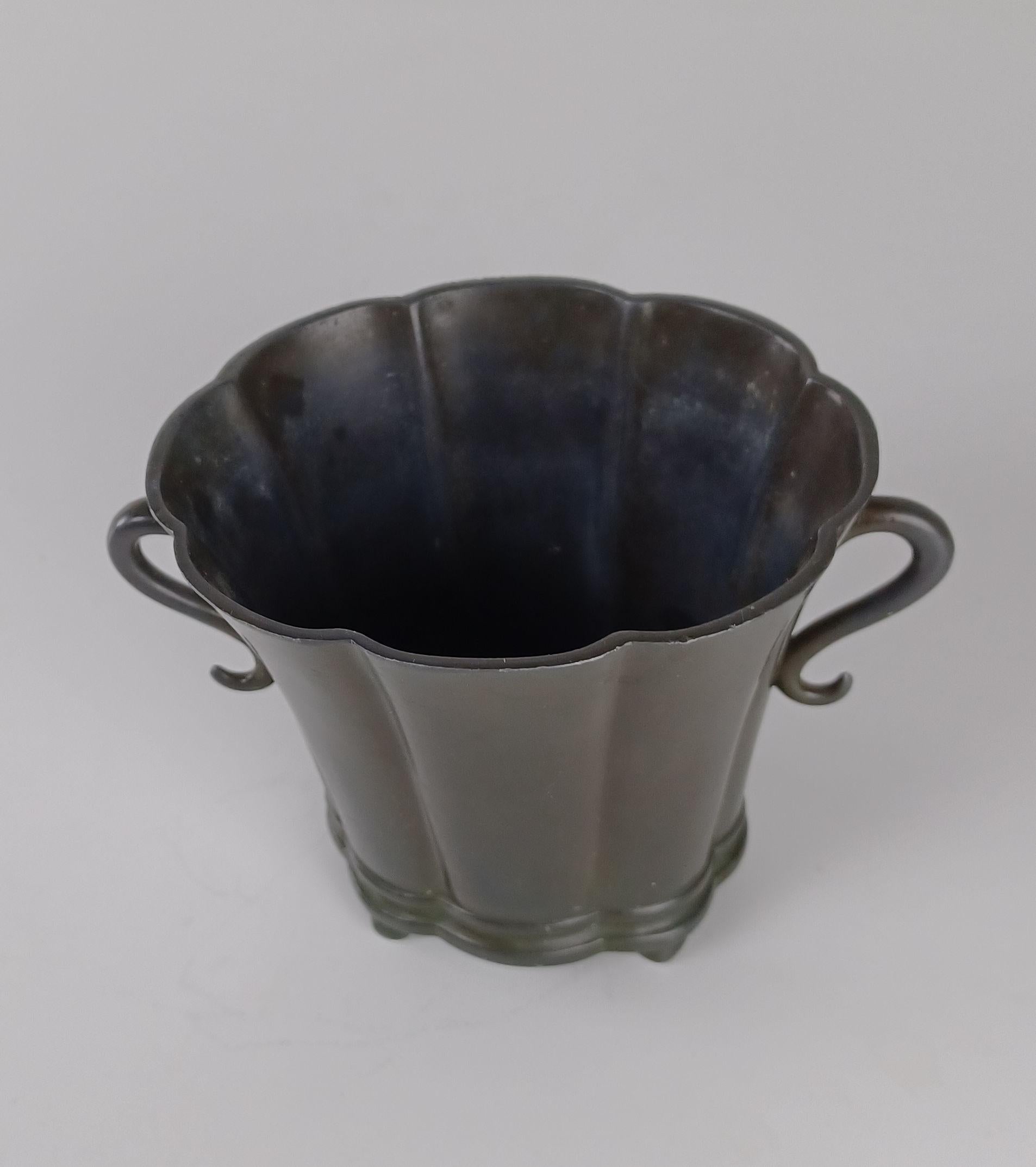 Vaso danese Just Andersen Art Deco Disco in metallo del 1920 in buone condizioni d'epoca In condizioni buone in vendita a Knebel, DK
