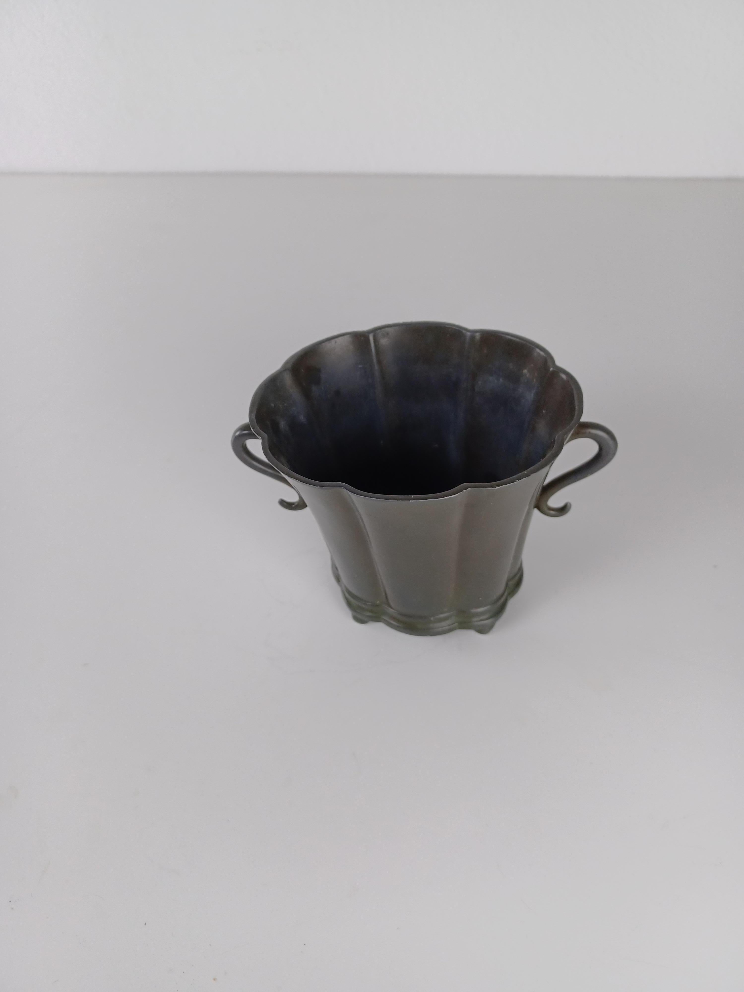 Inizio XX secolo Vaso danese Just Andersen Art Deco Disco in metallo del 1920 in buone condizioni d'epoca in vendita