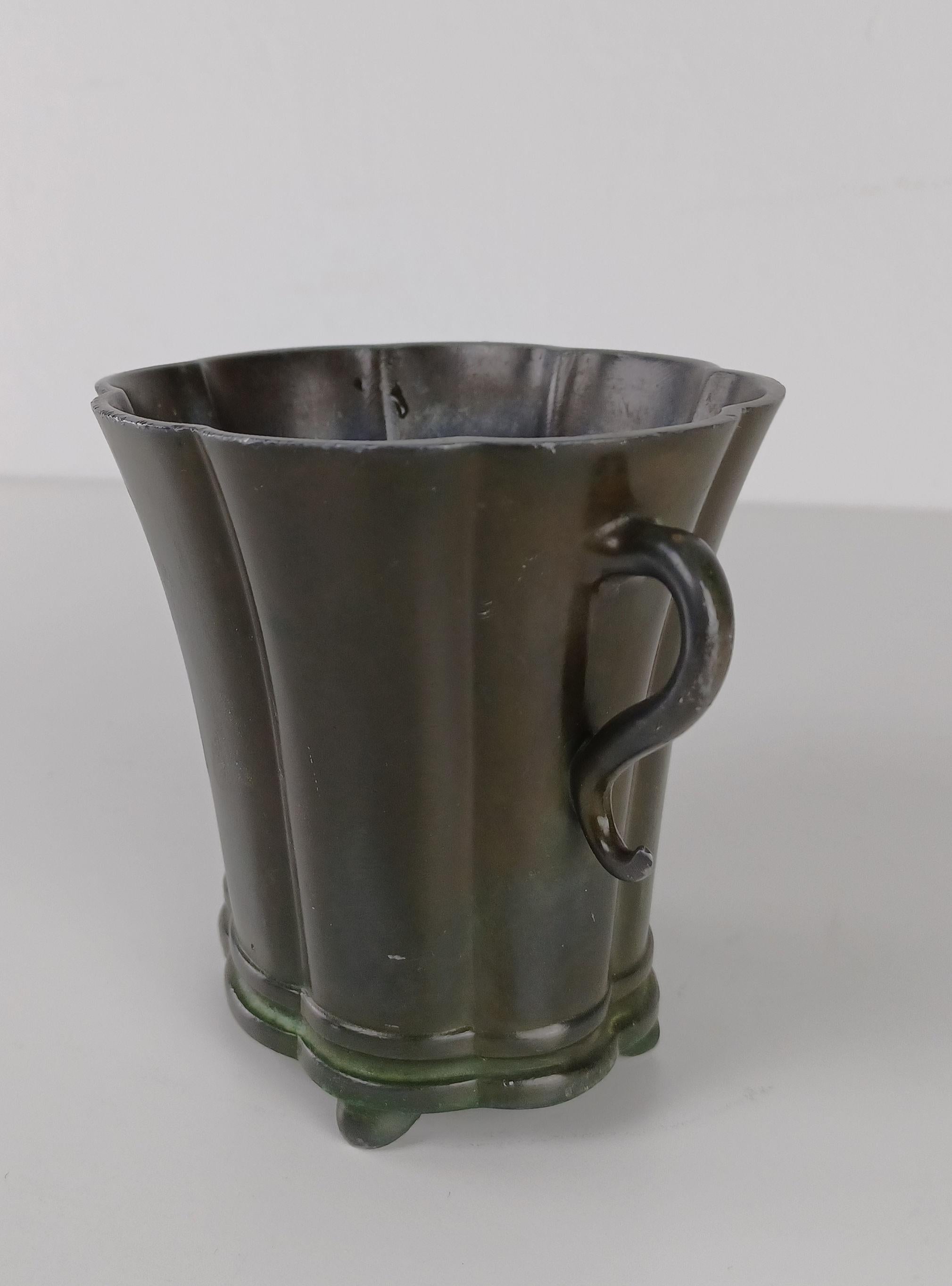 Vase danois en métal art déco Just Andersen produit par Just Andersen A/S dans les années 1940.

Le vase est en bon état et porte la marque de Condit. Marque triangulaire d'Andersens. 

Just Andersen 1884-1943 est né à Godhavn sur l'île de Disko,