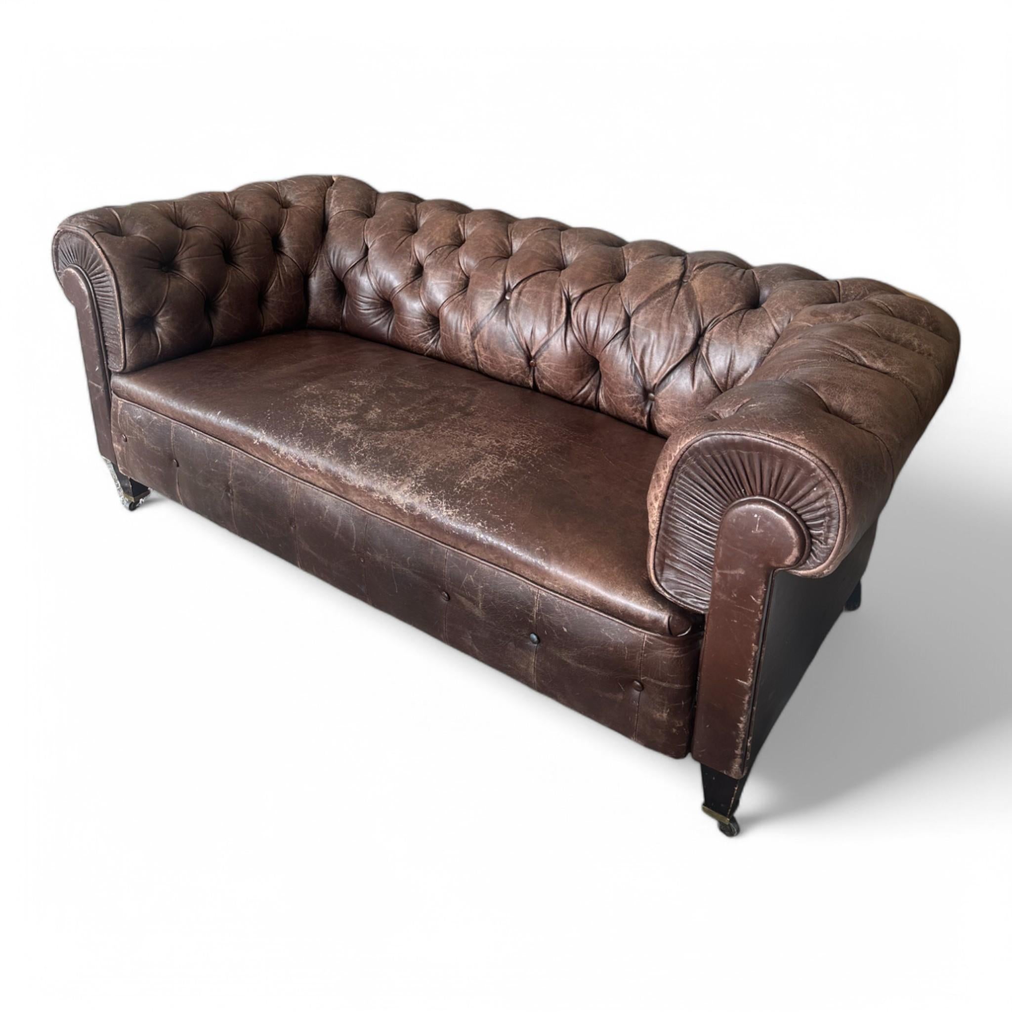Dieses Chesterfield aus dänischem Leder aus den 1920er Jahren strahlt mit seiner reichen Patina, den tiefen Tuftings und den klassischen gerollten Armen einen zeitlosen Charakter aus. Die aus geschmeidigem braunem Leder gefertigte Tasche mit ihrem