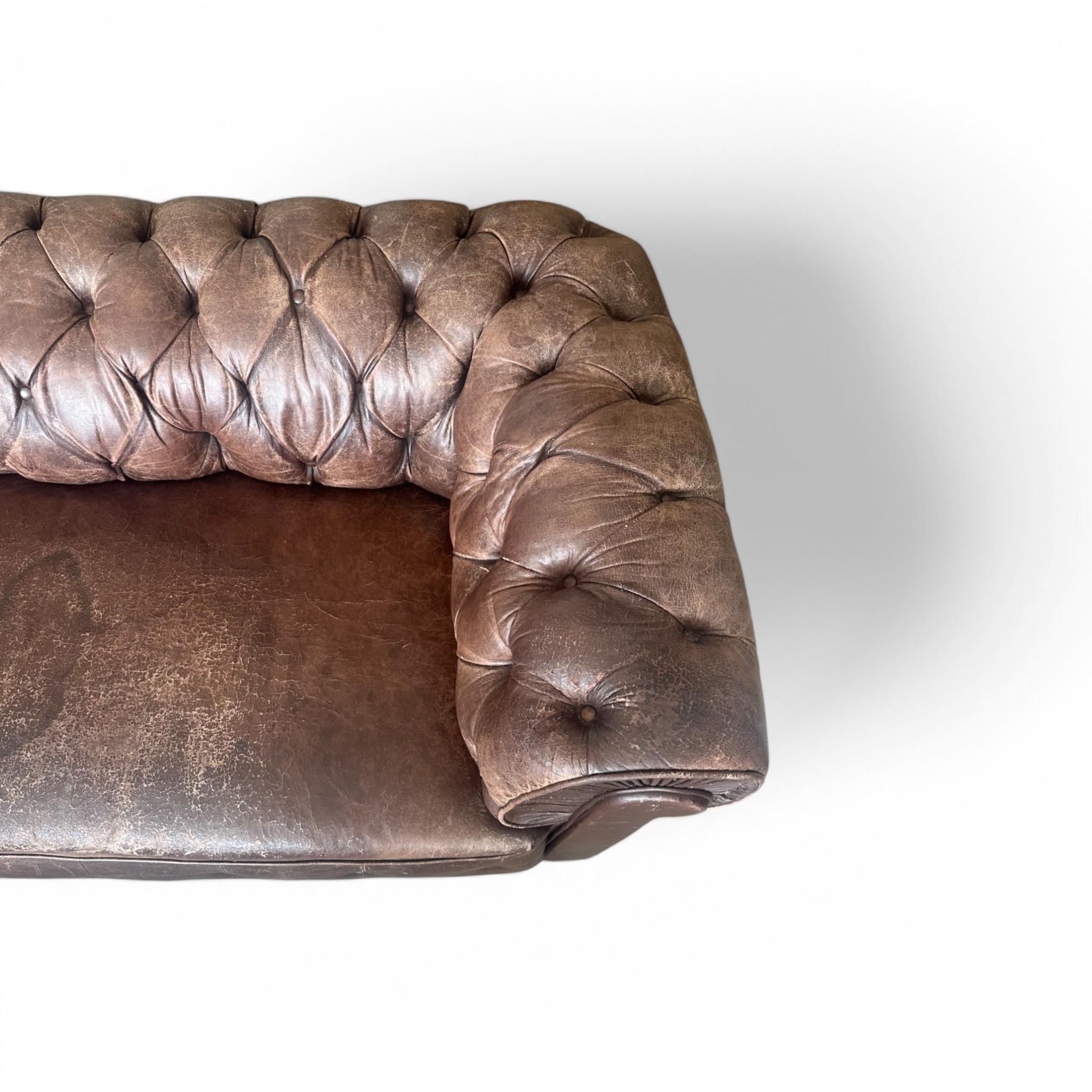 1920er Jahre Dänisches Leder Chesterfield Loveseat im Zustand „Gut“ im Angebot in Los Angeles, CA