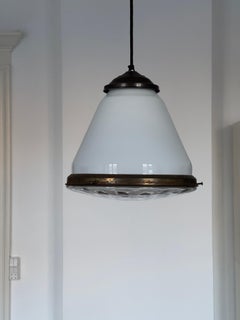 danische Pendelleuchte aus konischem Opalglas und rohem Glas mit Messingbeschlägen aus den 1920er Jahren.