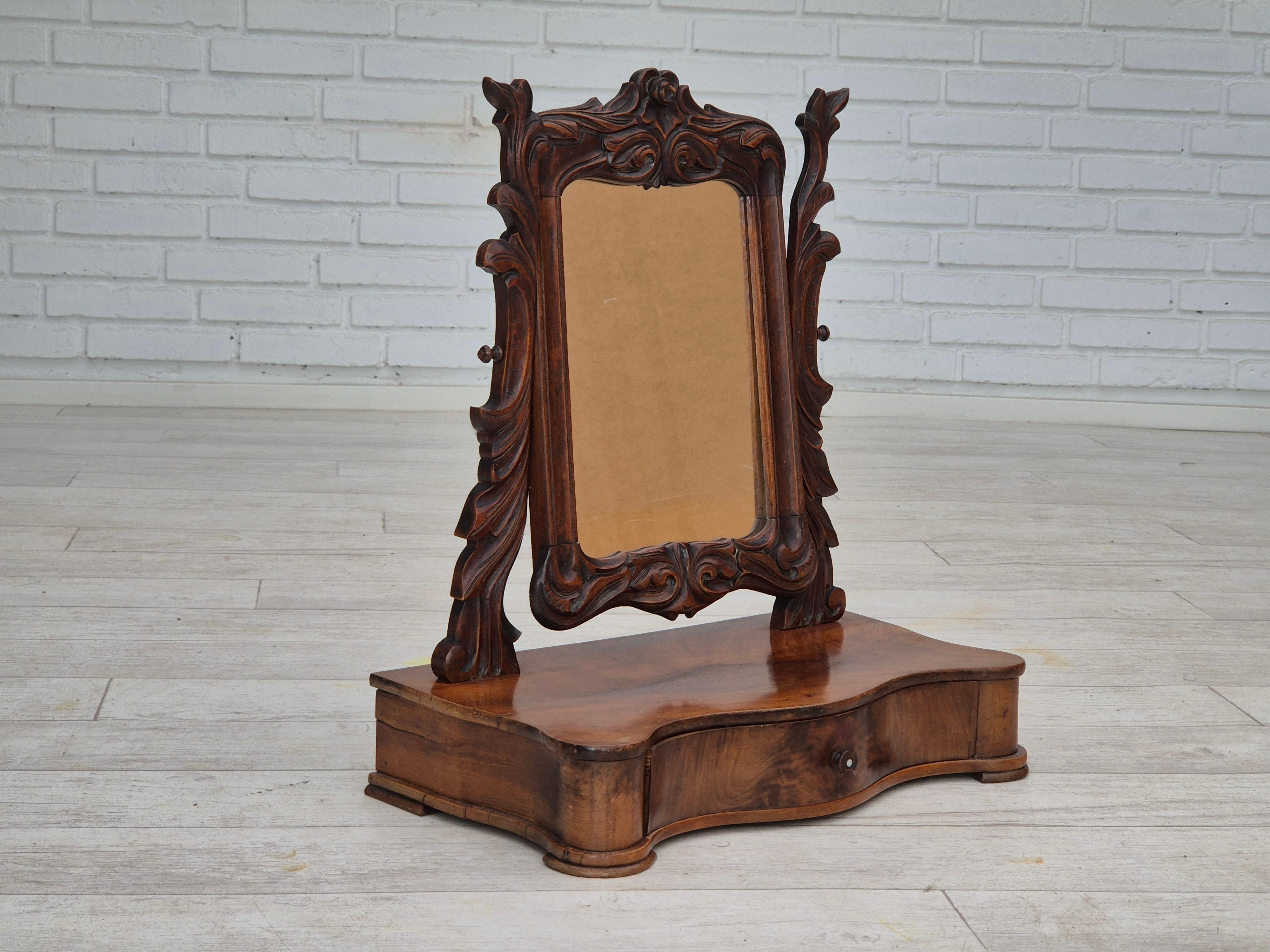 Años 20, espejo de maquillaje vintage danés con almacenaje para joyas. Espejo giratorio, cajoncito. Para colocar sobre una mesa o un arcón, etc. Buen estado original. Madera exótica. El espejo está en muy buen estado. Fabricado por un fabricante de