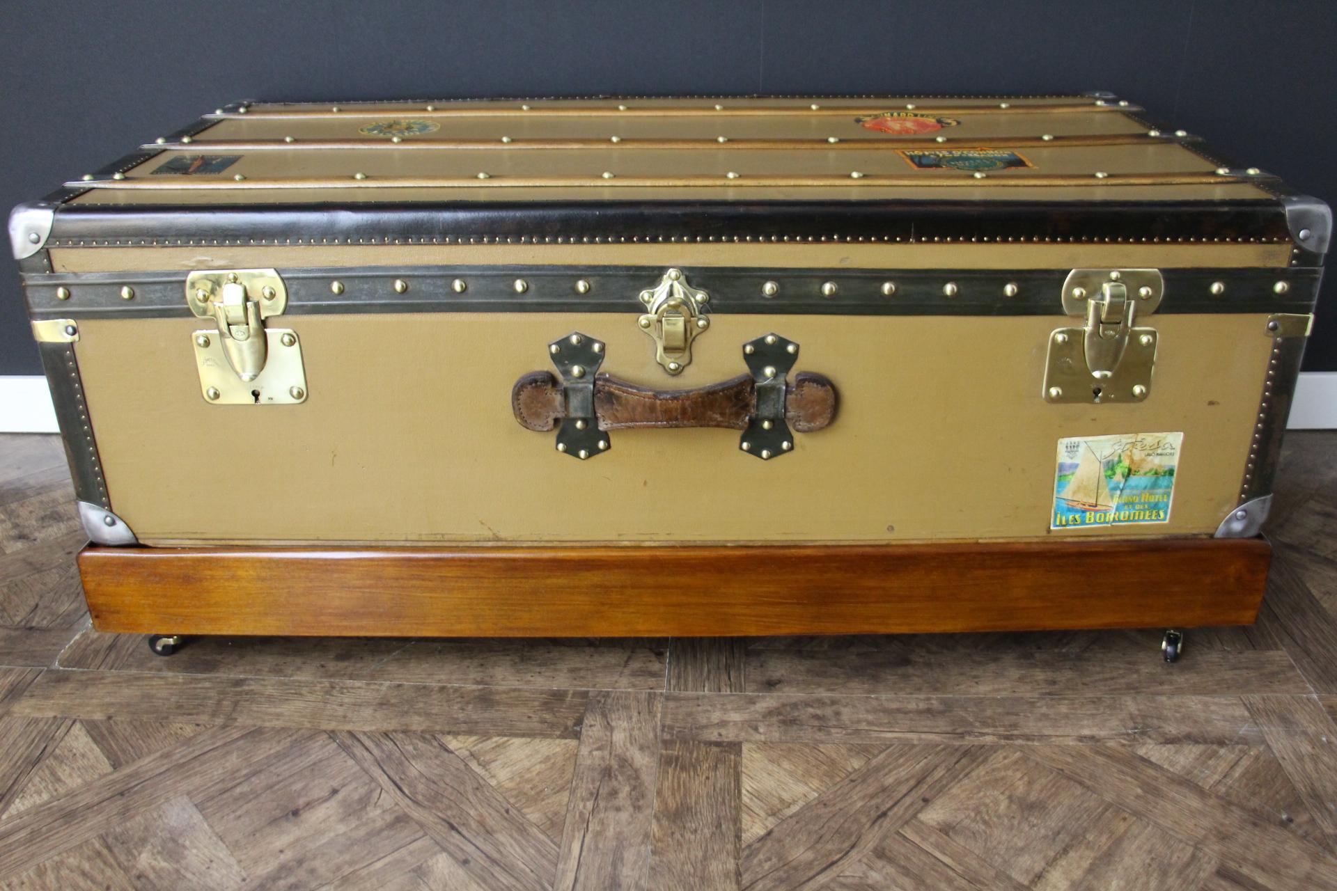 1920s Dark Beige Moynat Steamer Trunk, Moynat Trunk In Good Condition In Saint-Ouen, FR