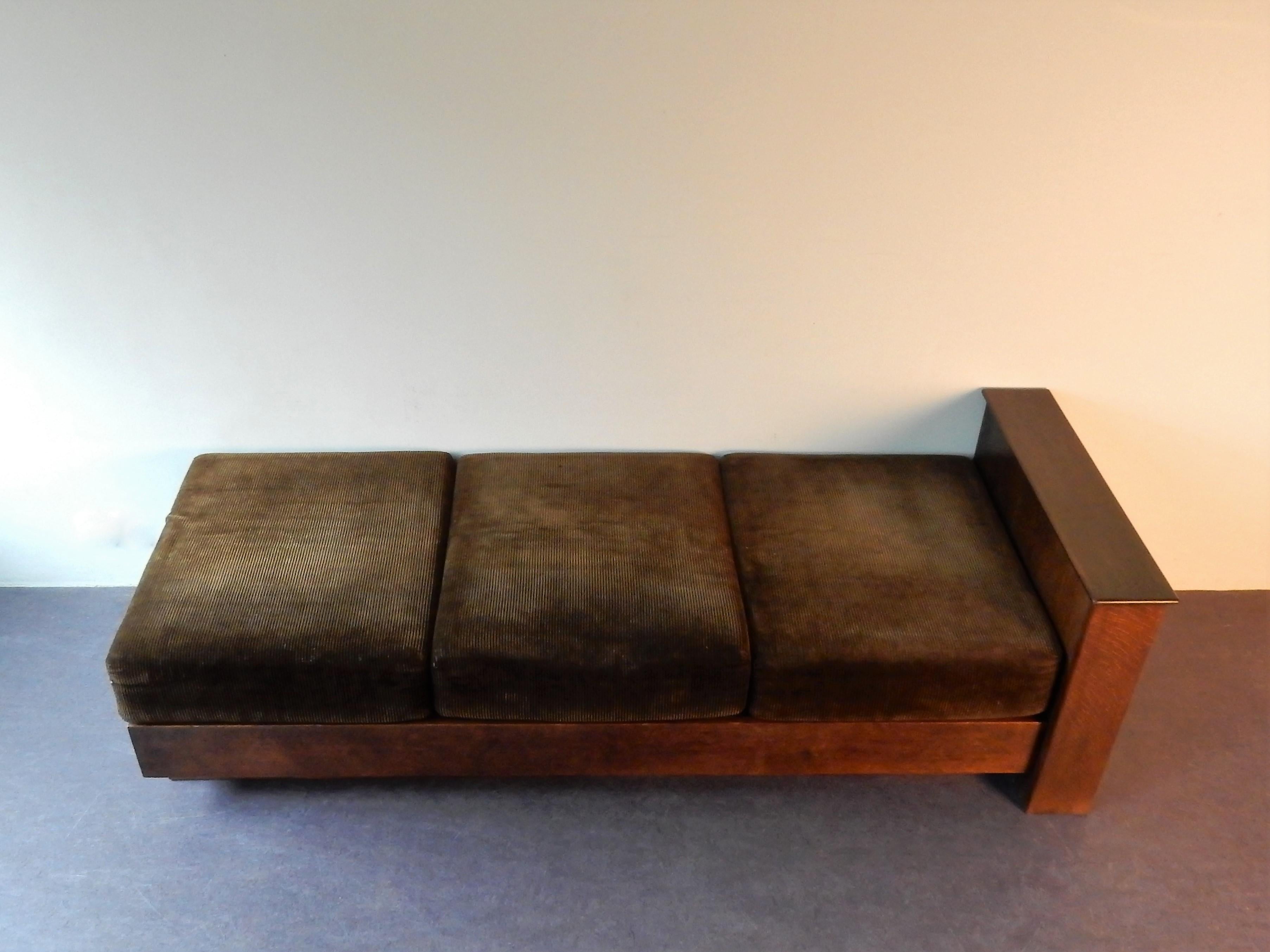 This 1920s daybed was designed for the former and well known Dutch furniture factory L.O.V Oosterbeek. L.O.V. is an abbreviation of Labor Omnia Vincit, which means 