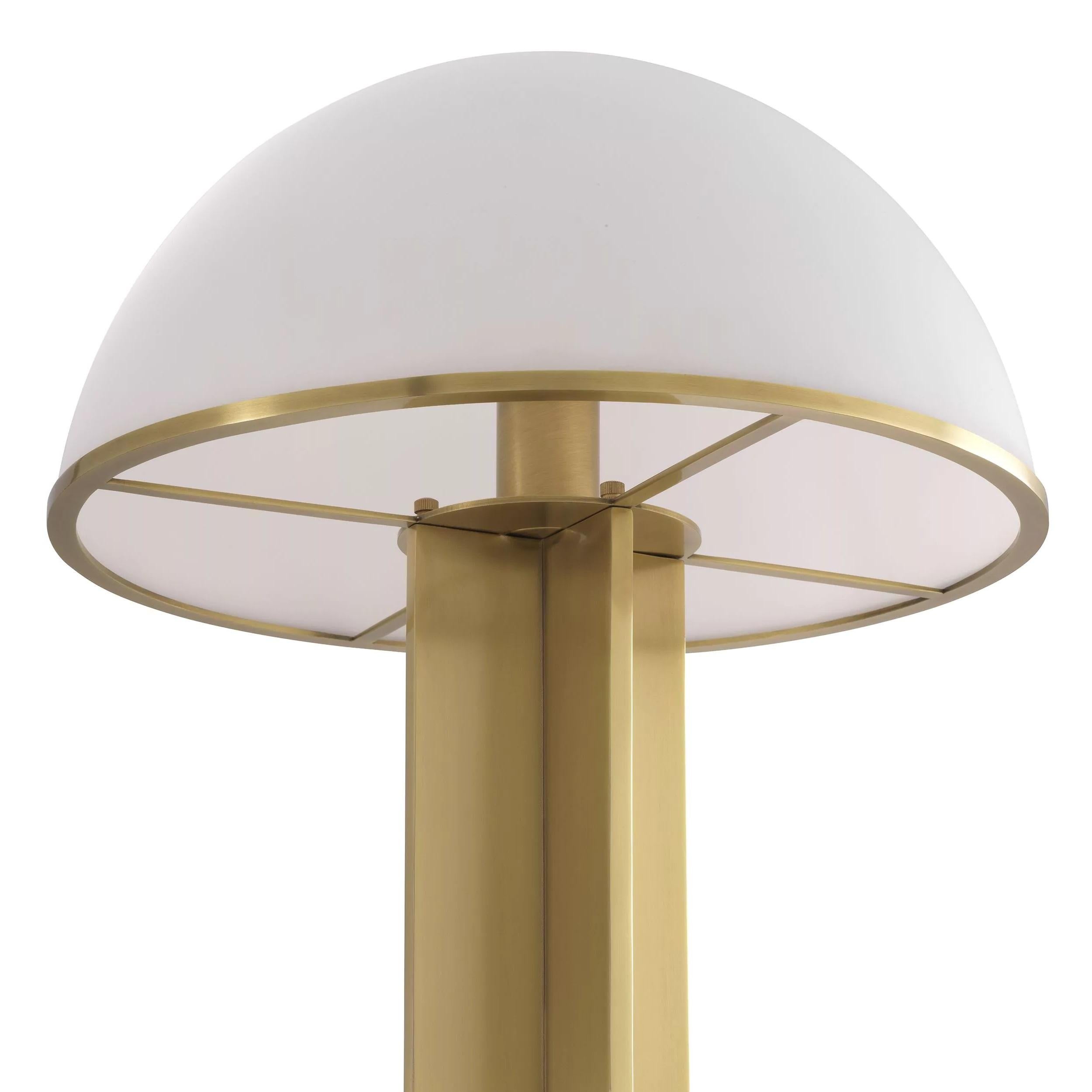 Stehlampe aus Messing und weißem Opalglas im Stil des Art déco und der 1920er Jahre, bestehend aus einer Metallstruktur in Messingoptik und einem handgefertigten Schirm aus weißem Opalglas in Pilzform. 1 E27 Glühbirne erforderlich.