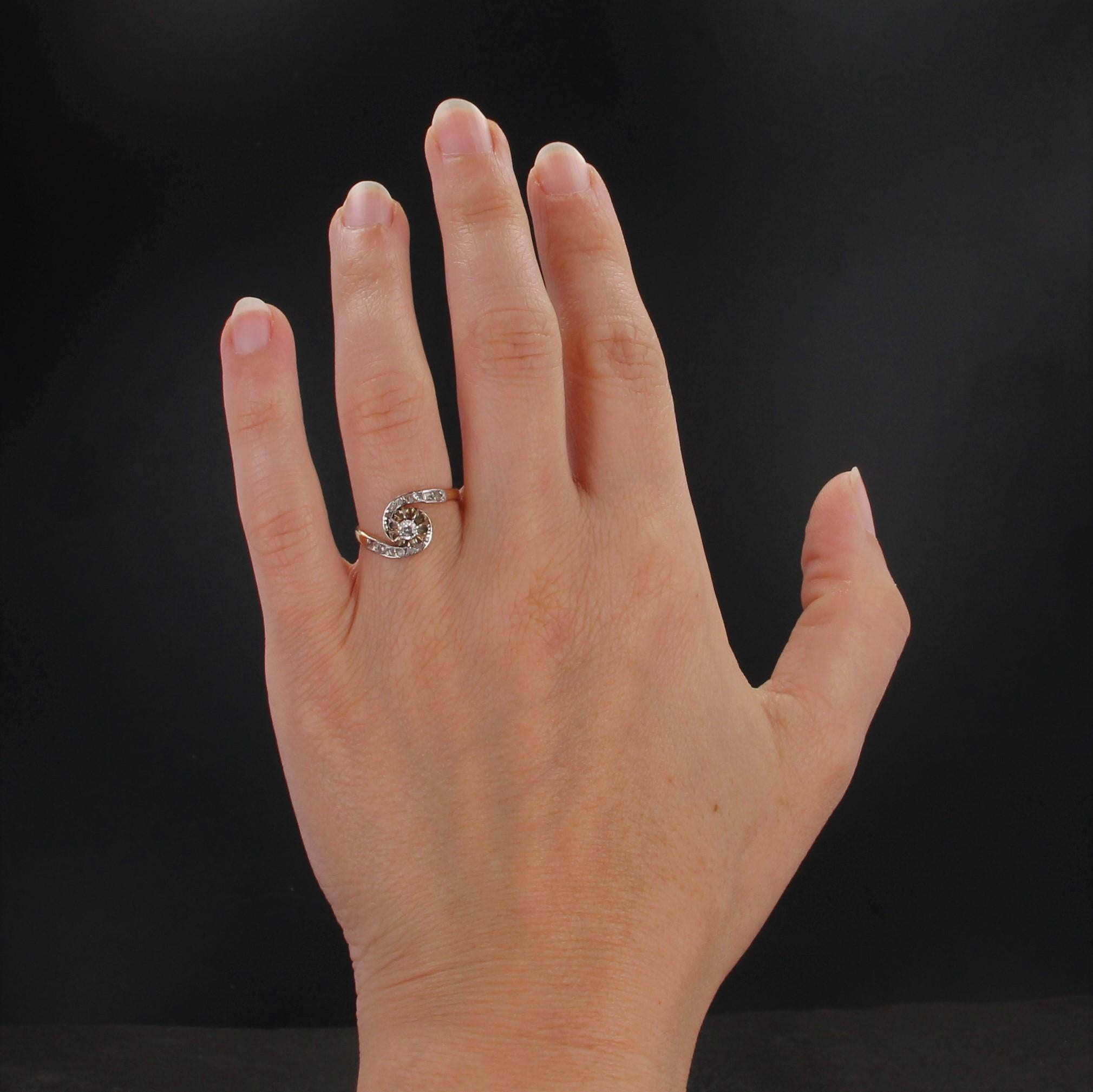 Ring aus 18 Karat Gelbgold und Platin.
Antiker Ring mit einem Wirbel aus Diamanten im Rosenschliff, der in der Mitte einen antiken Diamanten im Brillantschliff hält.
Gesamtgewicht des Hauptdiamanten: ca. 0.10 Karat.
Höhe: ca. 9,5 mm, Breite: ca. 7,5