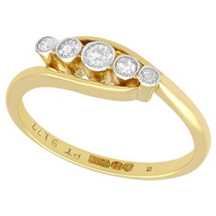 Anillo de cinco piedras de oro amarillo y diamantes de la década de 1920
