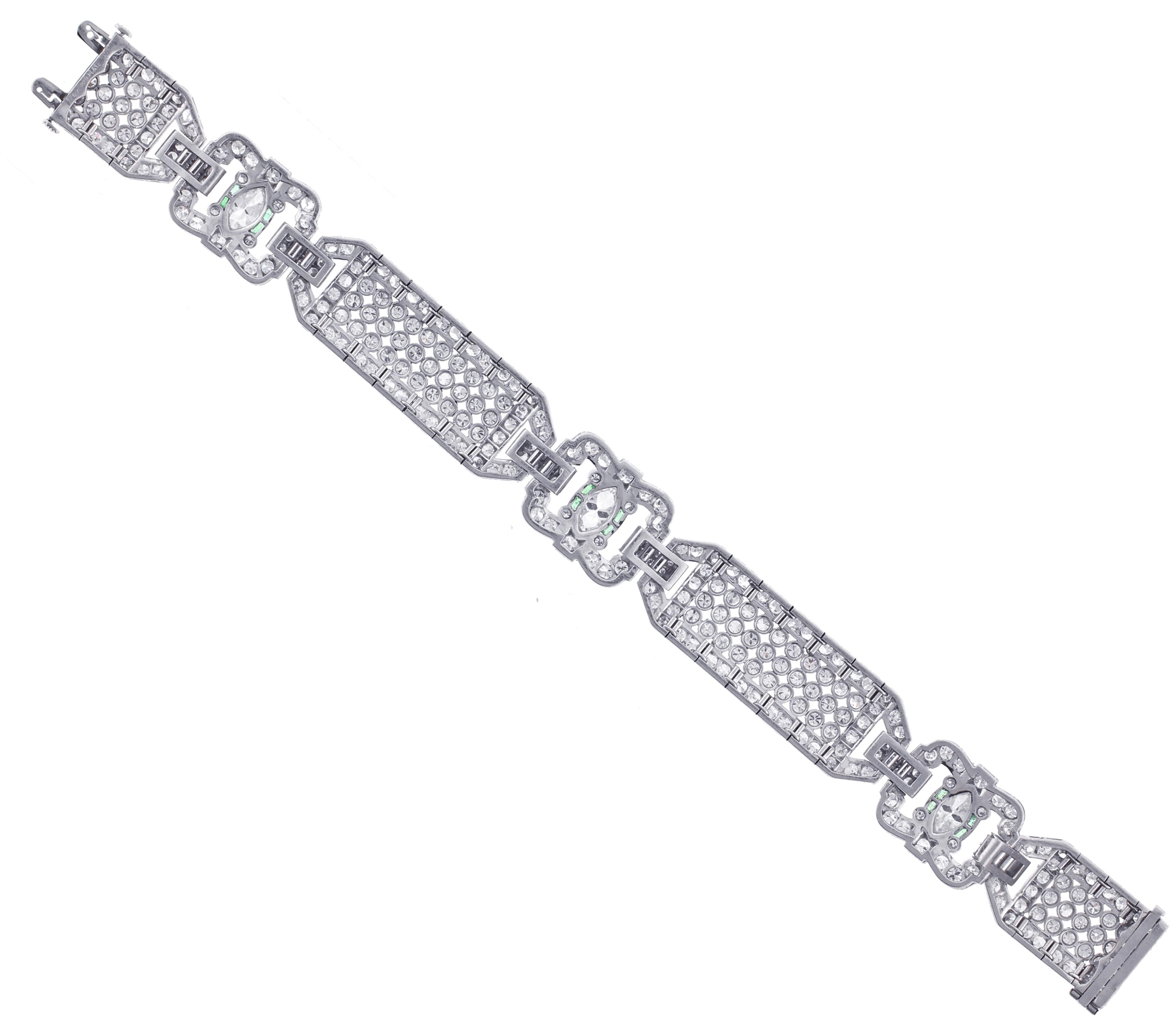 Breites Art-déco-Armband mit Diamanten und Smaragden im Zustand „Hervorragend“ im Angebot in Bethesda, MD