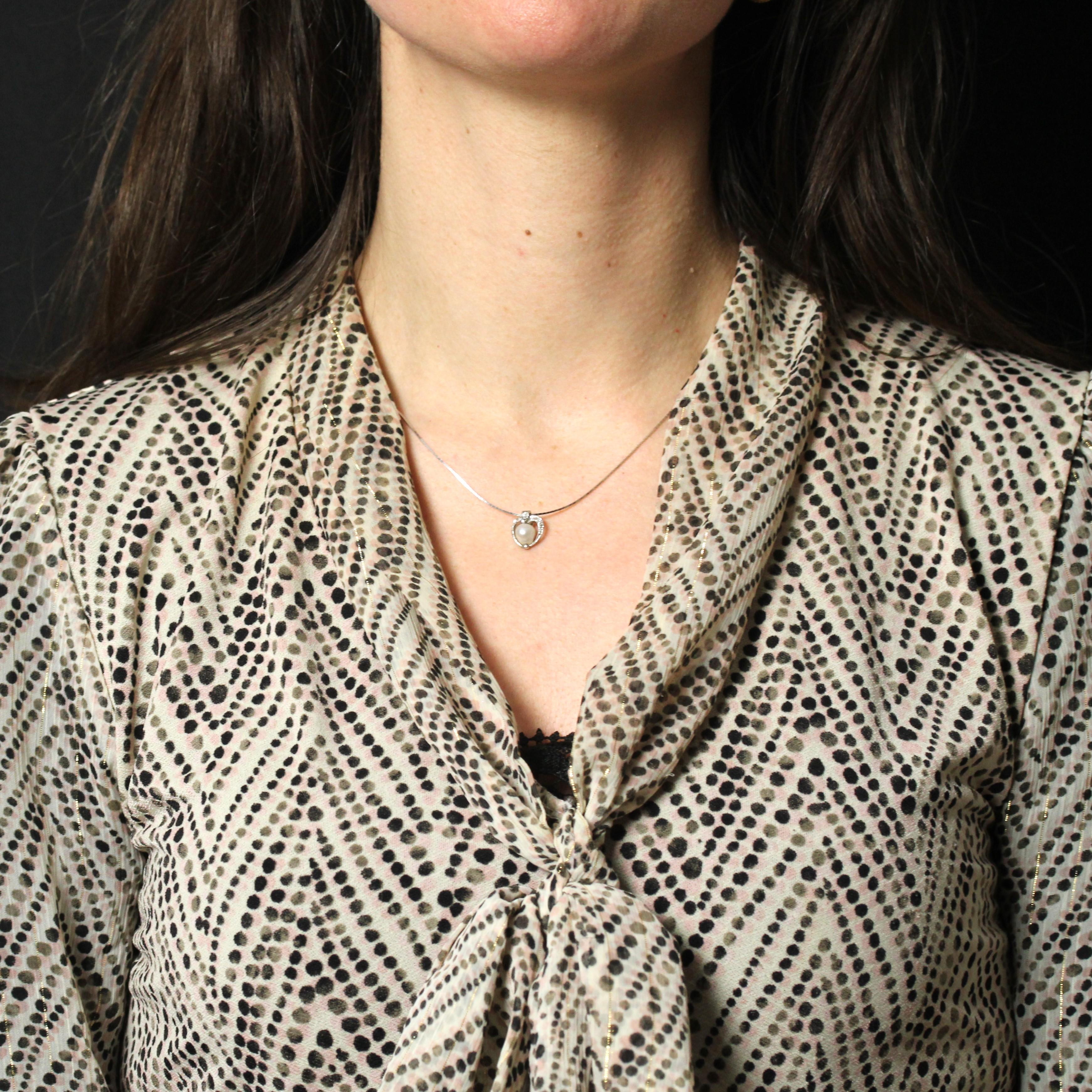 Pendant in platinum and chain in 18 karat white gold, eagle head hallmark.
This delightful antique jewel features a fine geometric chain with a spring-ring clasp. Suspended from it is a platinum pendant stylizing an openwork heart, set with small