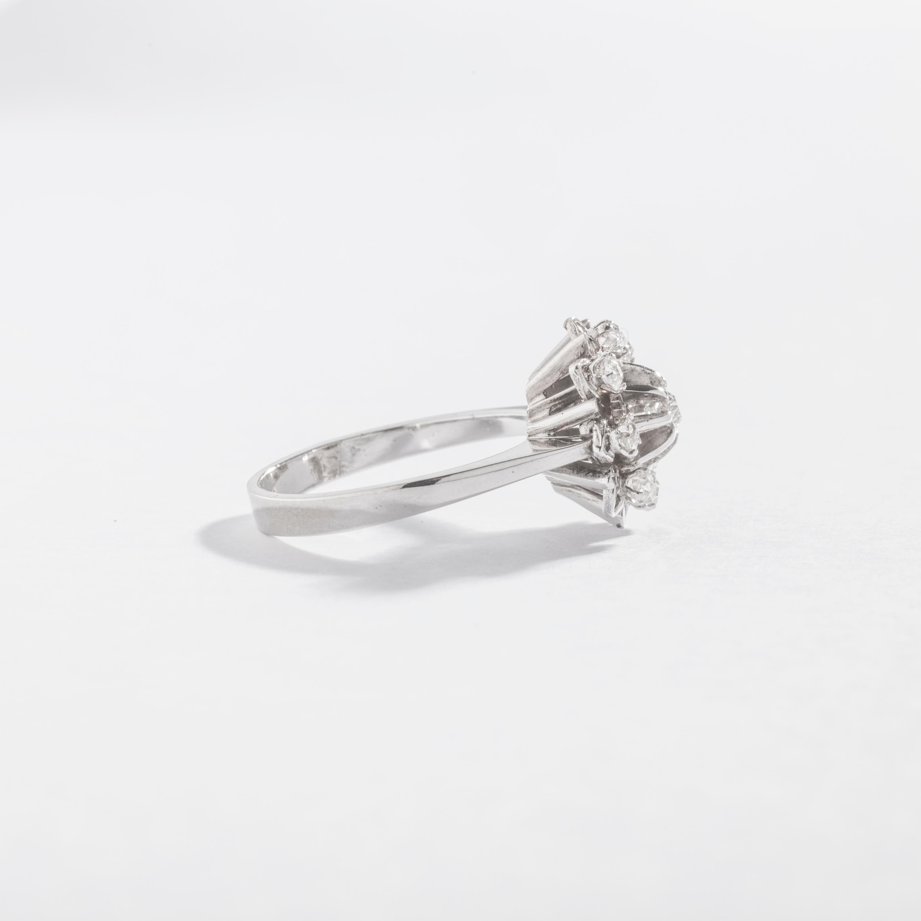 1920s Diamond on White Gold Flower Ring In Excellent Condition In Geneva, CH