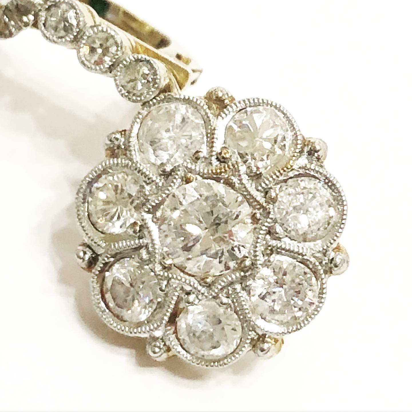 Elegant diamond platinum 18 karat yellow gold round dangle drop earrings circa 1920.
Brilliant cut and Old European diamond cut.
Leverback system.
Condition: Good.
Total approximate weight of the diamonds: 2 carat.
Total weight of the jewel: 5.5