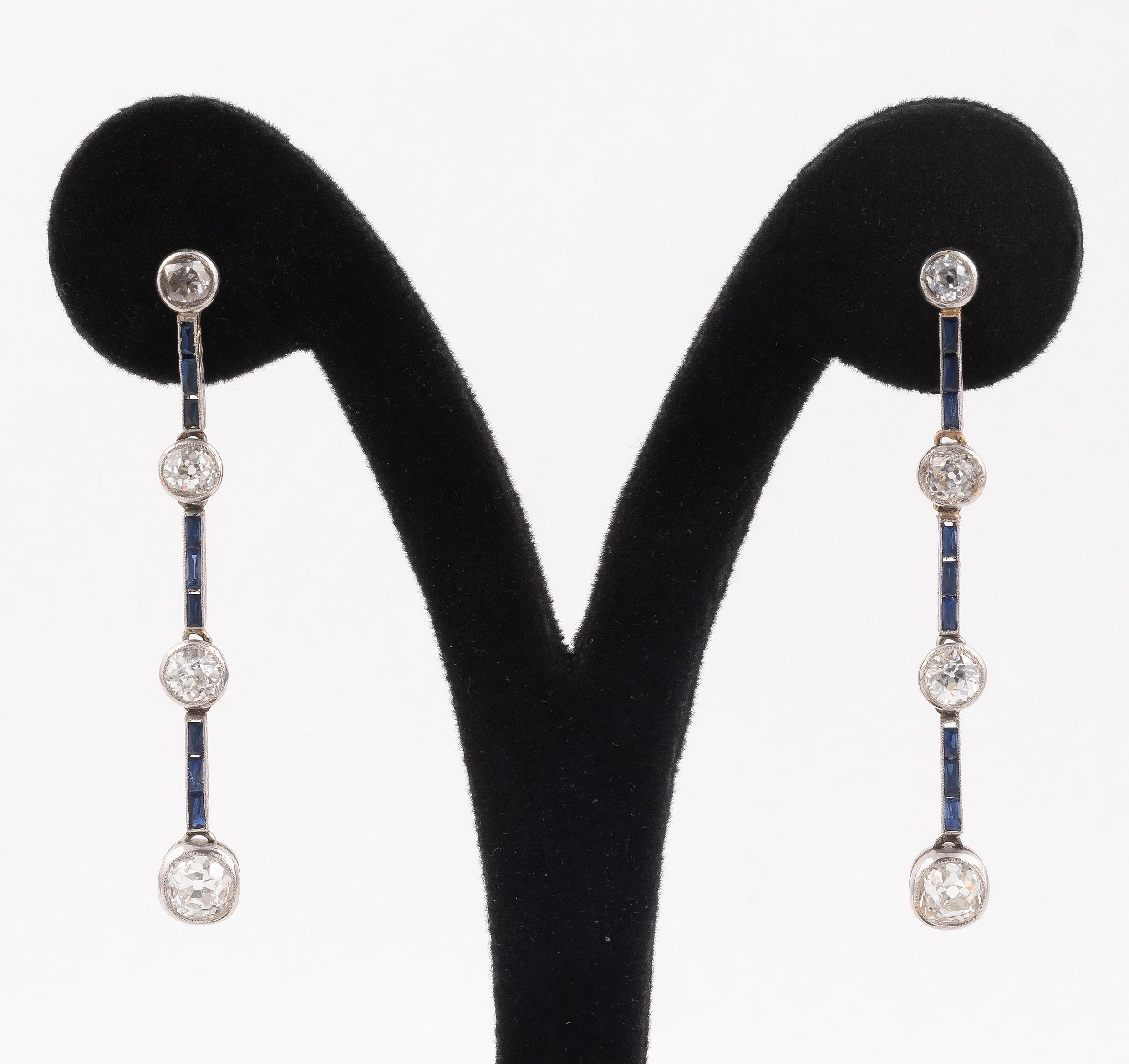 1920er Jahre Diamant-Saphir-Platin-Tropfen-Ohrringe (Art déco)