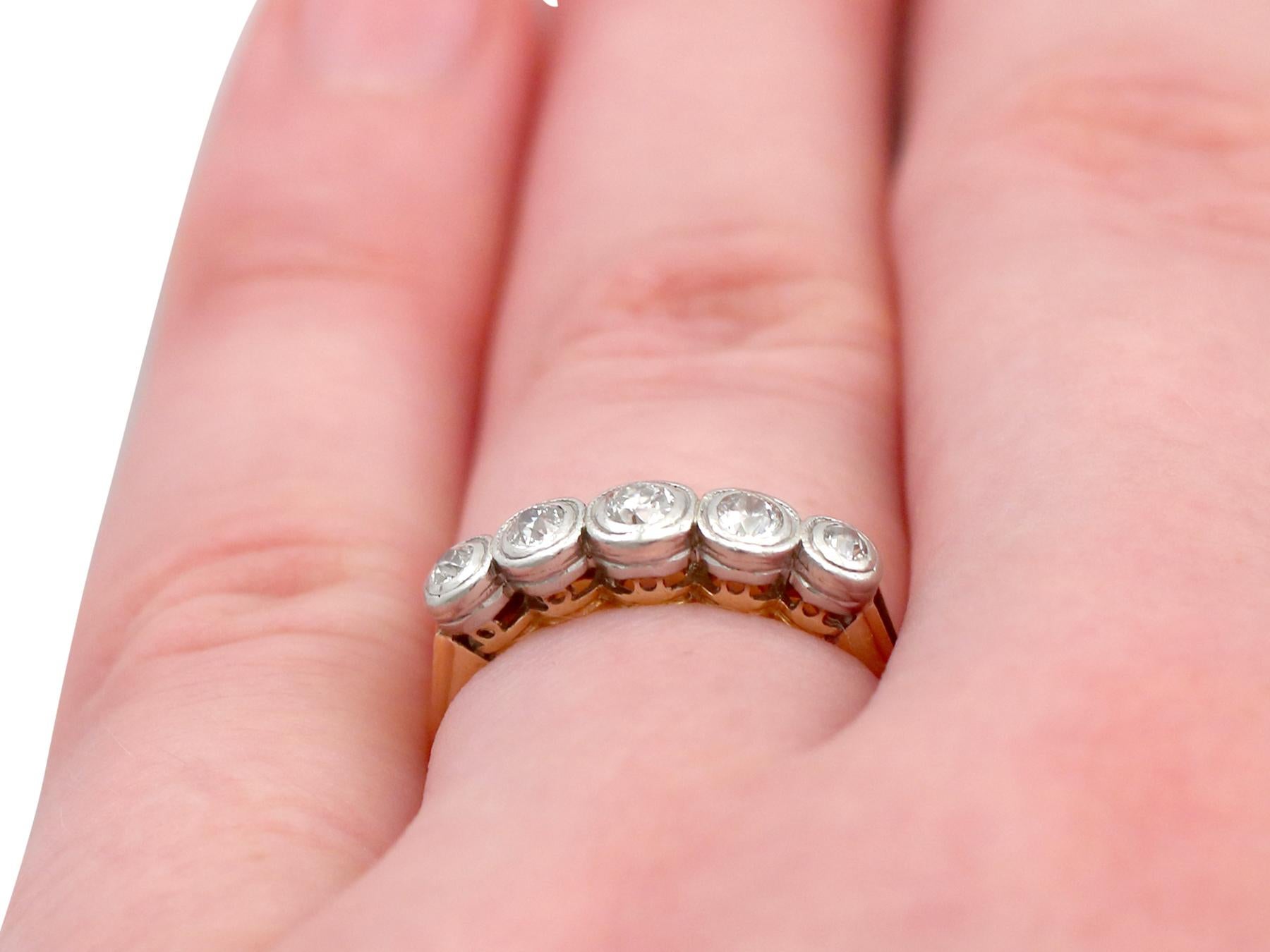 Antiker 1920er Jahre Diamant-Verlobungsring aus Gelbgold mit fünf Steinen im Angebot 4