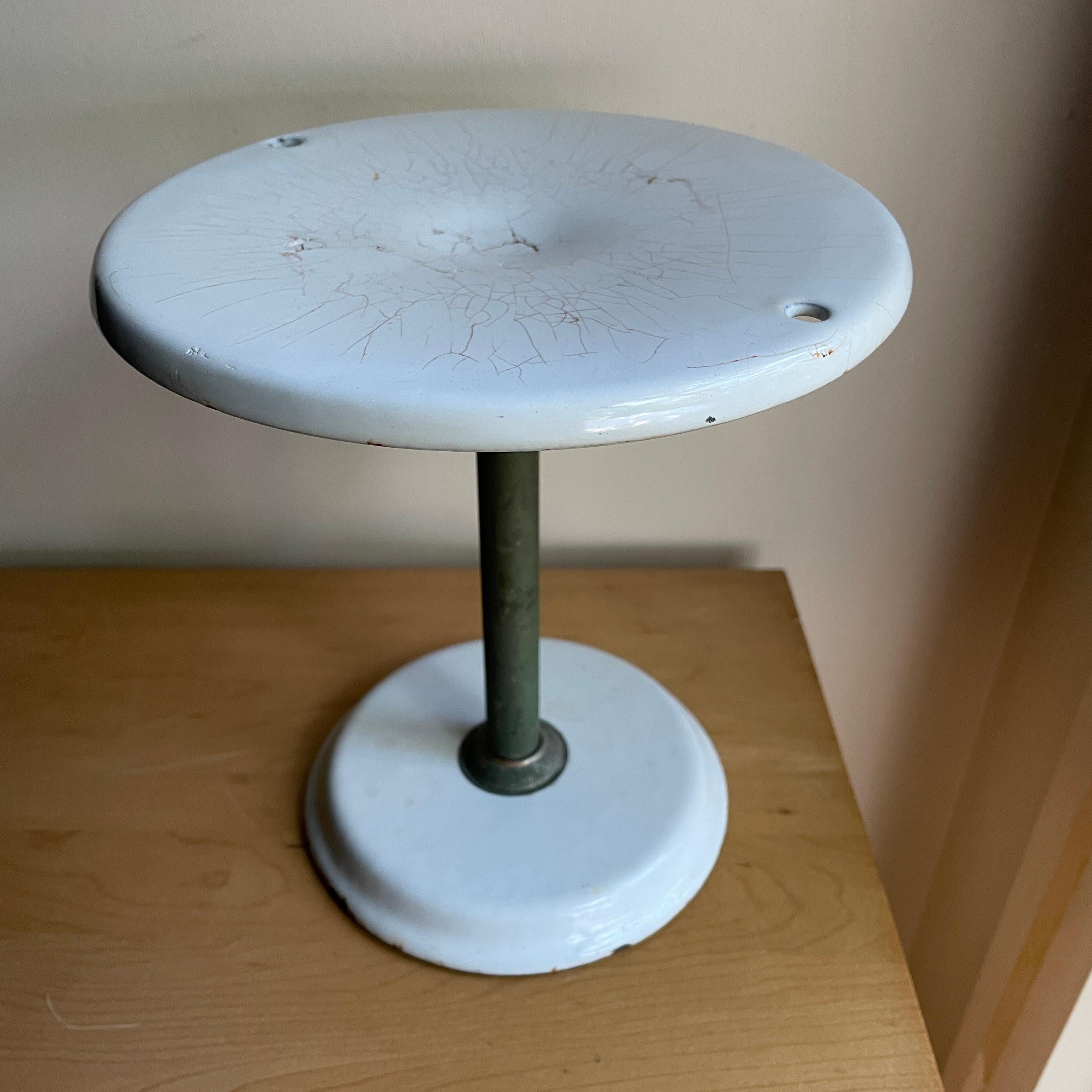 Ottimo per le esposizioni. Un pezzo proveniente da un Diner americano dei primi del Novecento. Un piccolo espositore o supporto di qualche tipo. Non si allenta e non si sfalda.  Due fori originali nella superficie superiore, maniglia mancante?