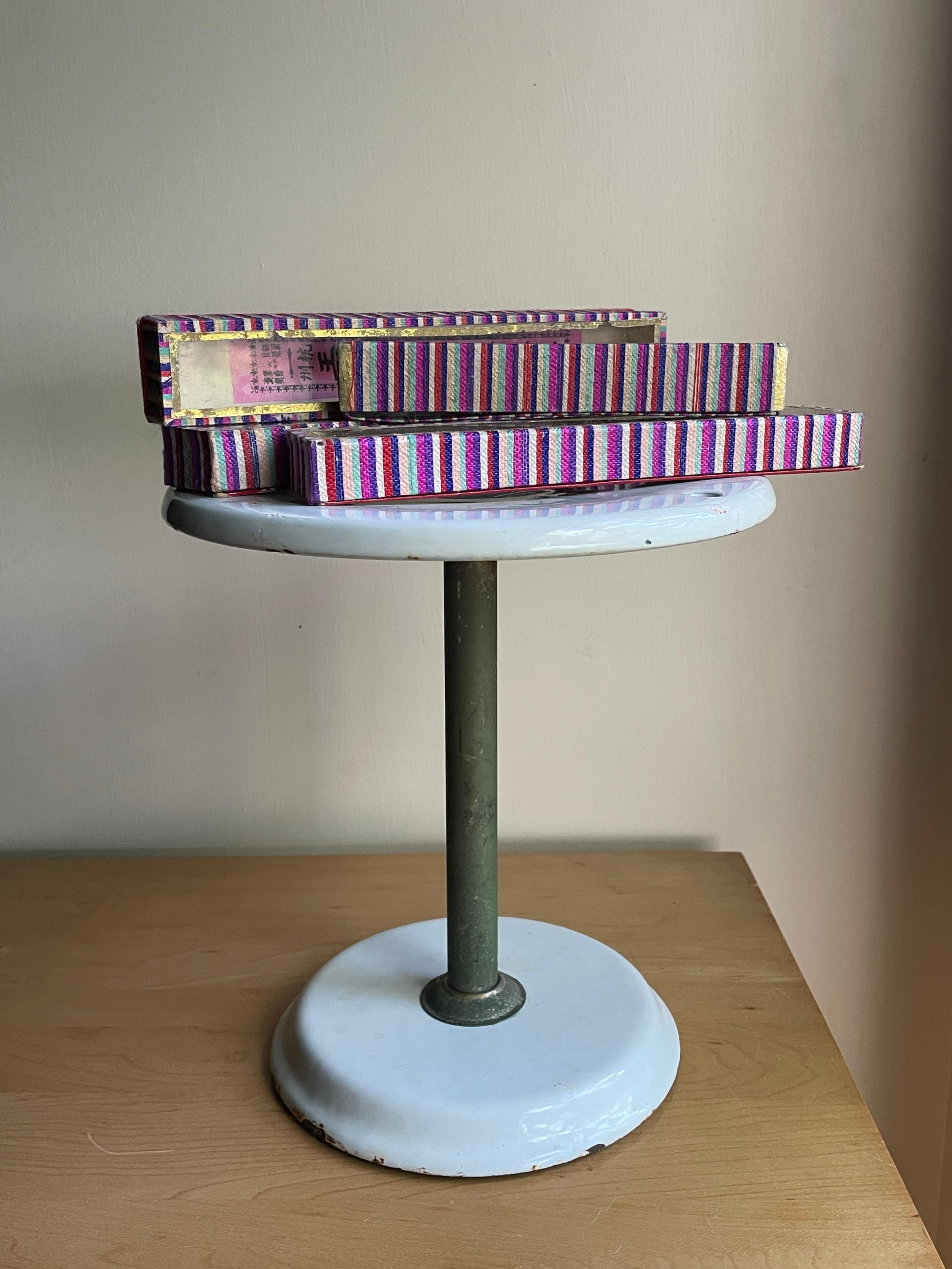 Americano DINER anni '20 Nichel + smalto Espositore per torte Cupcake Stand Piedistallo Centrotavola in vendita