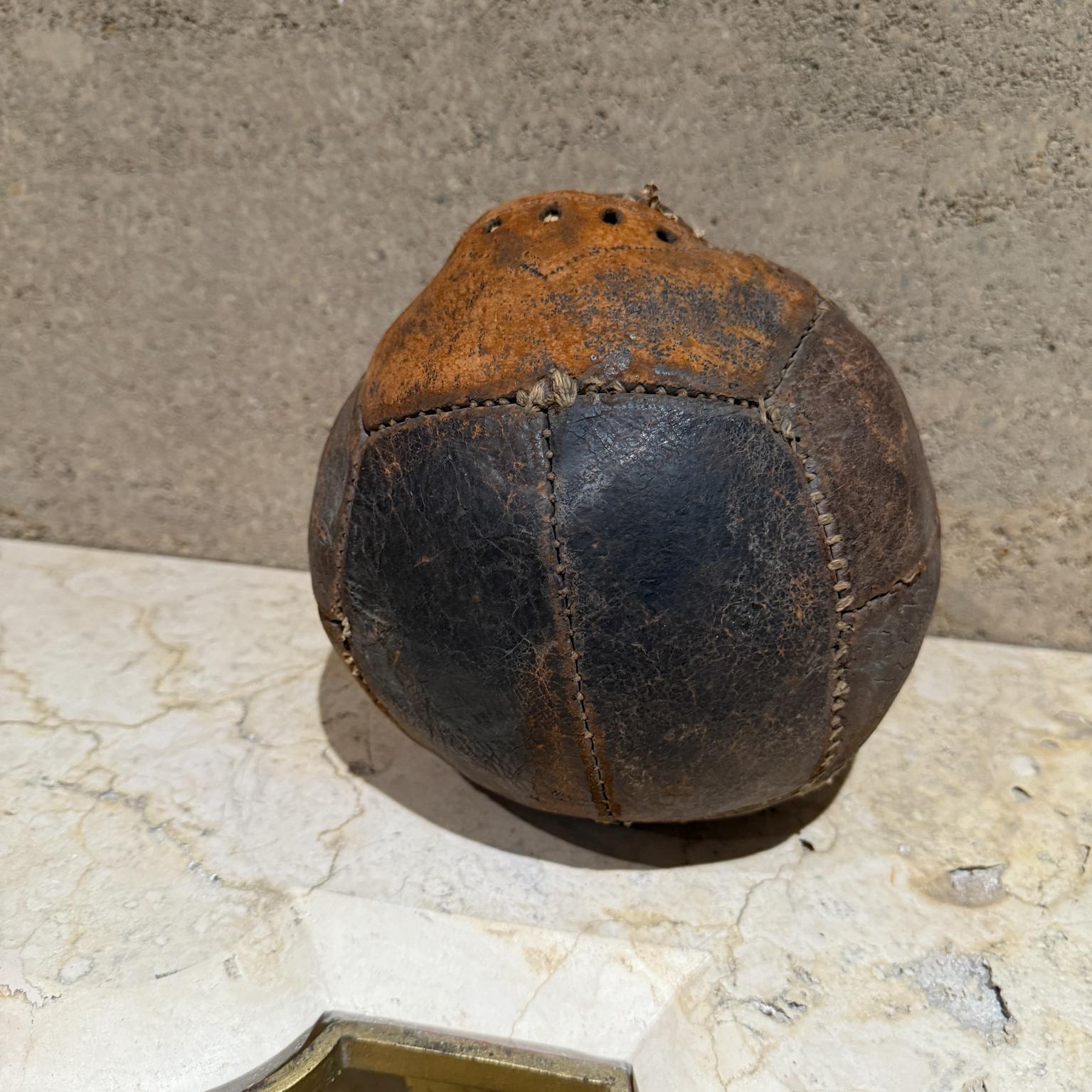 AMBIANIC presenta
Palla medica vintage in pelle patinata
Interno pieno di ritagli di giornale d'epoca.
Condizioni originali e non restaurate, patina vintage.
Presenta segni di usura e di età. Riparazioni precedenti.
8 di diametro.
Esamina le