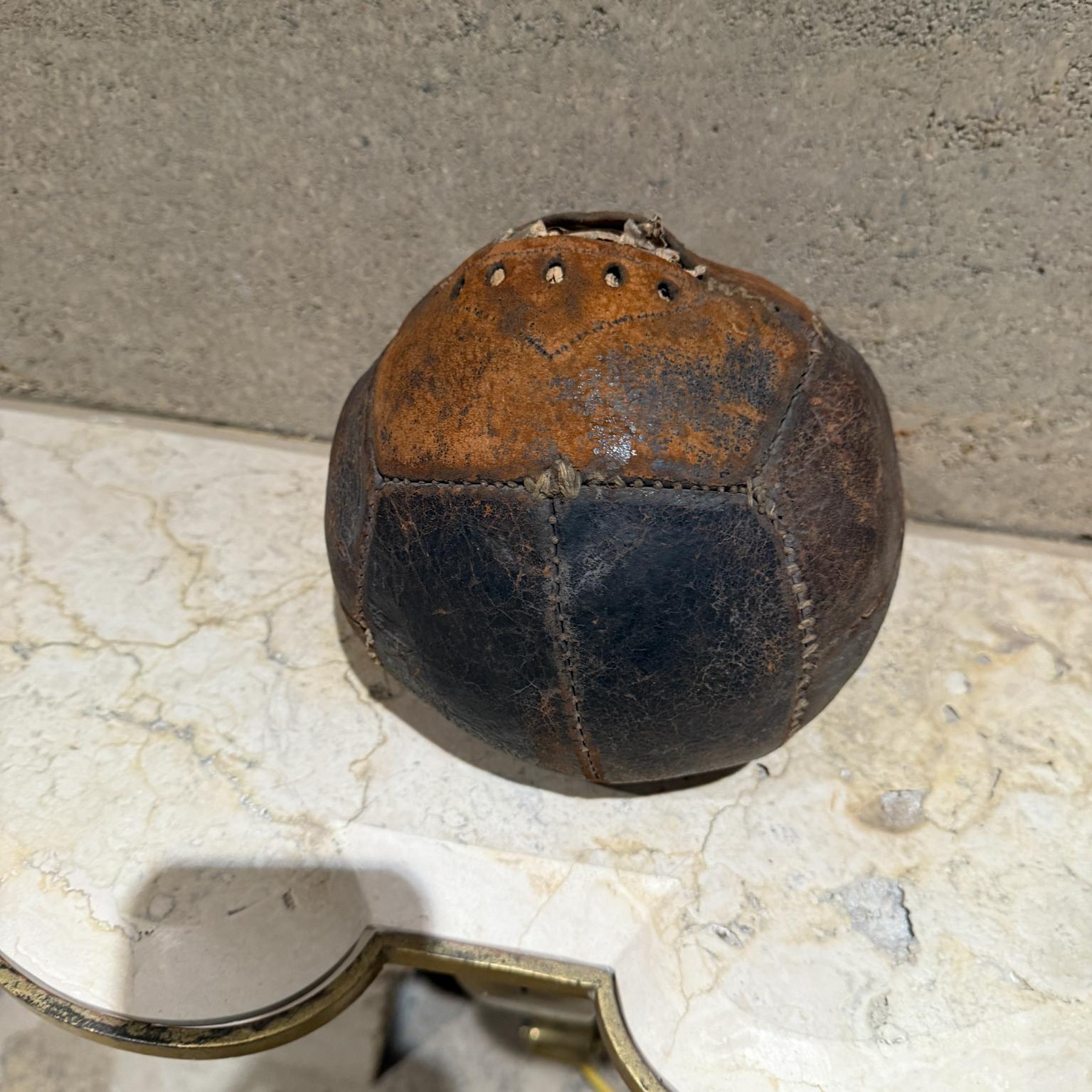 Industriale Palla medica da calcio in pelle invecchiata degli anni '20 in vendita