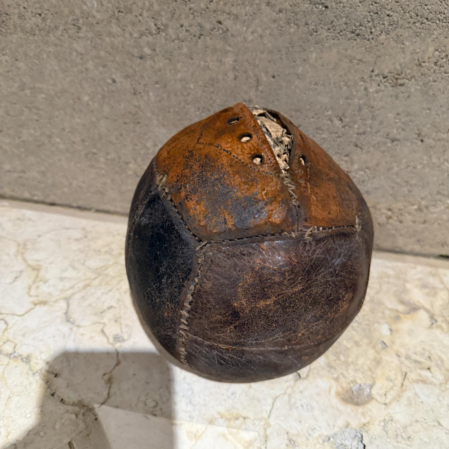 Patinato Palla medica da calcio in pelle invecchiata degli anni '20 in vendita
