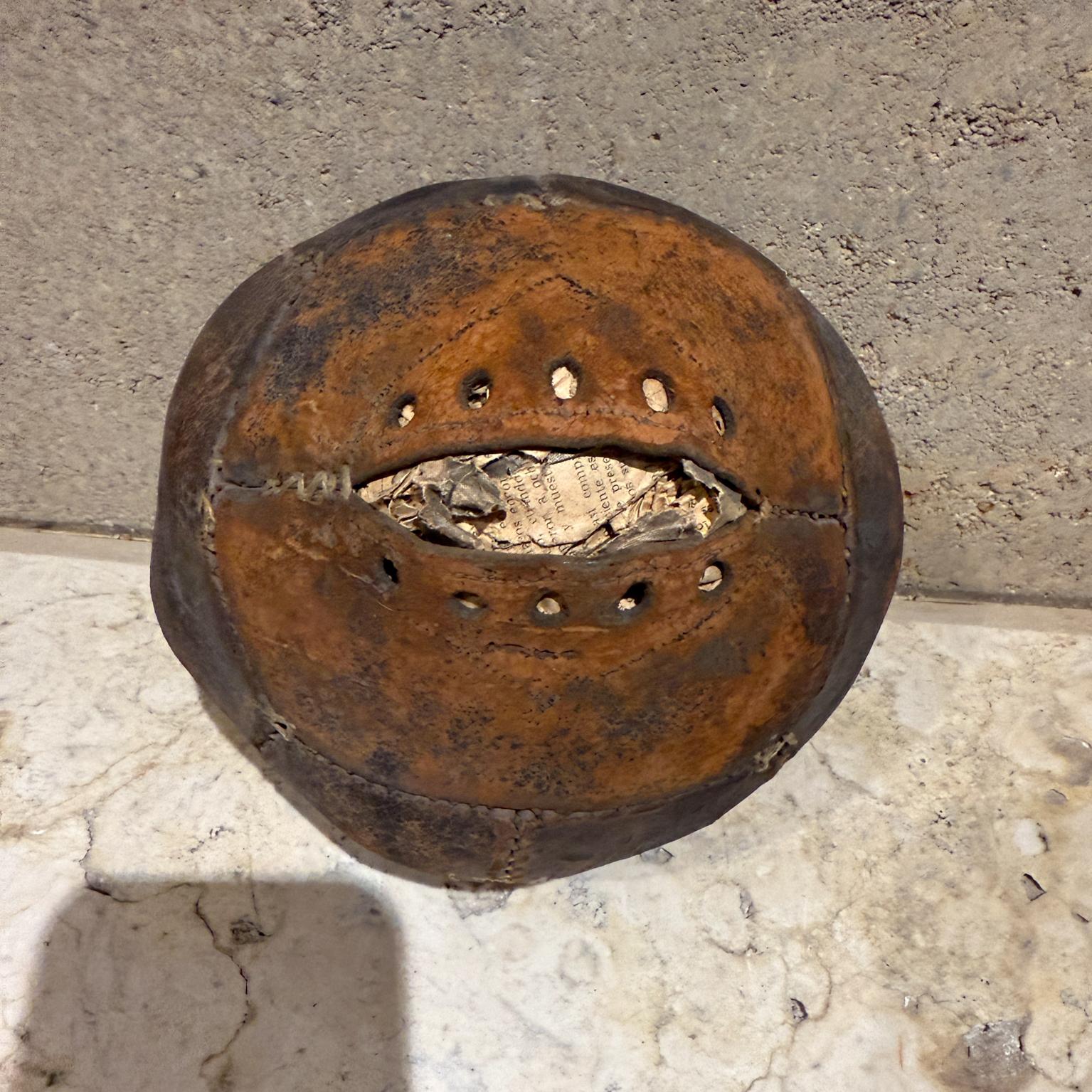 Palla medica da calcio in pelle invecchiata degli anni '20 In condizioni deteriorate in vendita a Chula Vista, CA