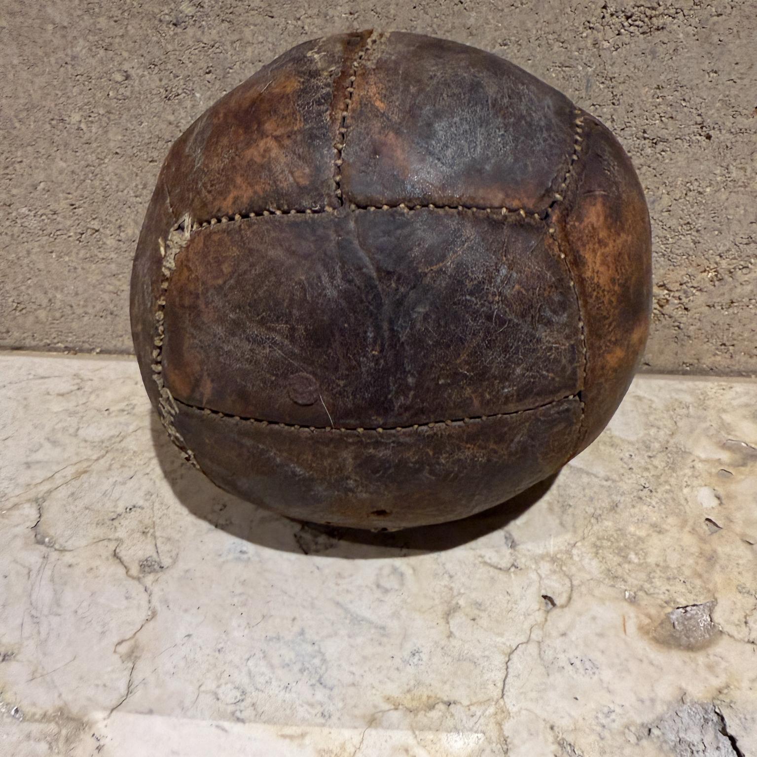 Inizio XX secolo Palla medica da calcio in pelle invecchiata degli anni '20 in vendita