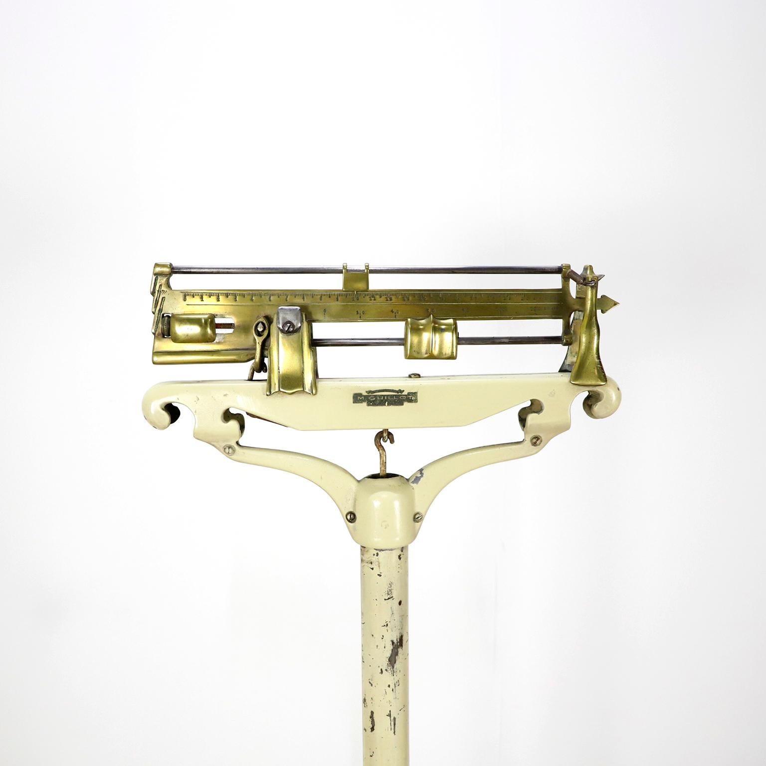 Mechanische Stand-Up-Waage für Ärzte aus den 1920er Jahren mit Gewichten (Industriell) im Angebot