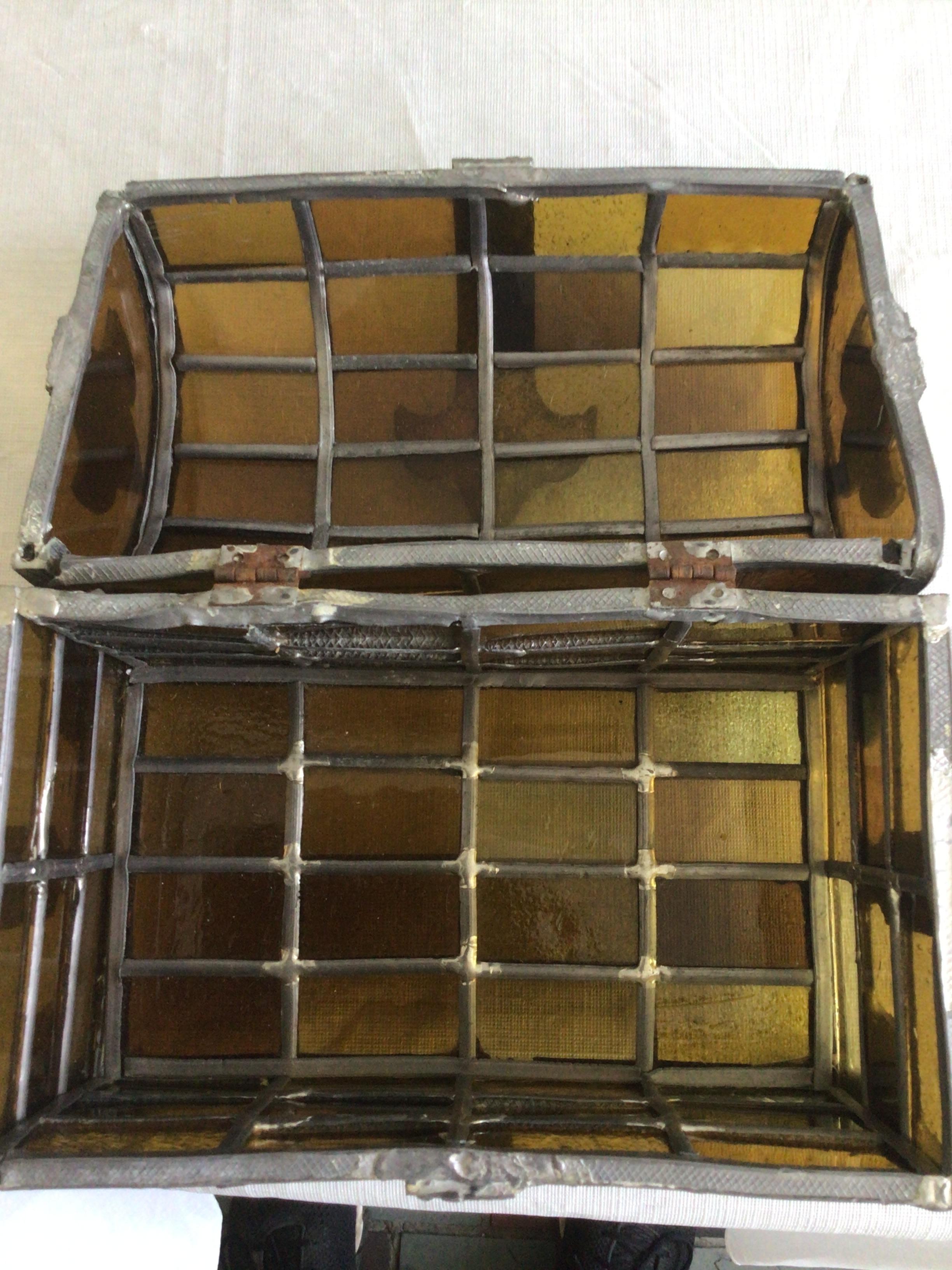 Boîte en verre ambré avec couvercle en forme de dôme datant des années 1920 en vente 4