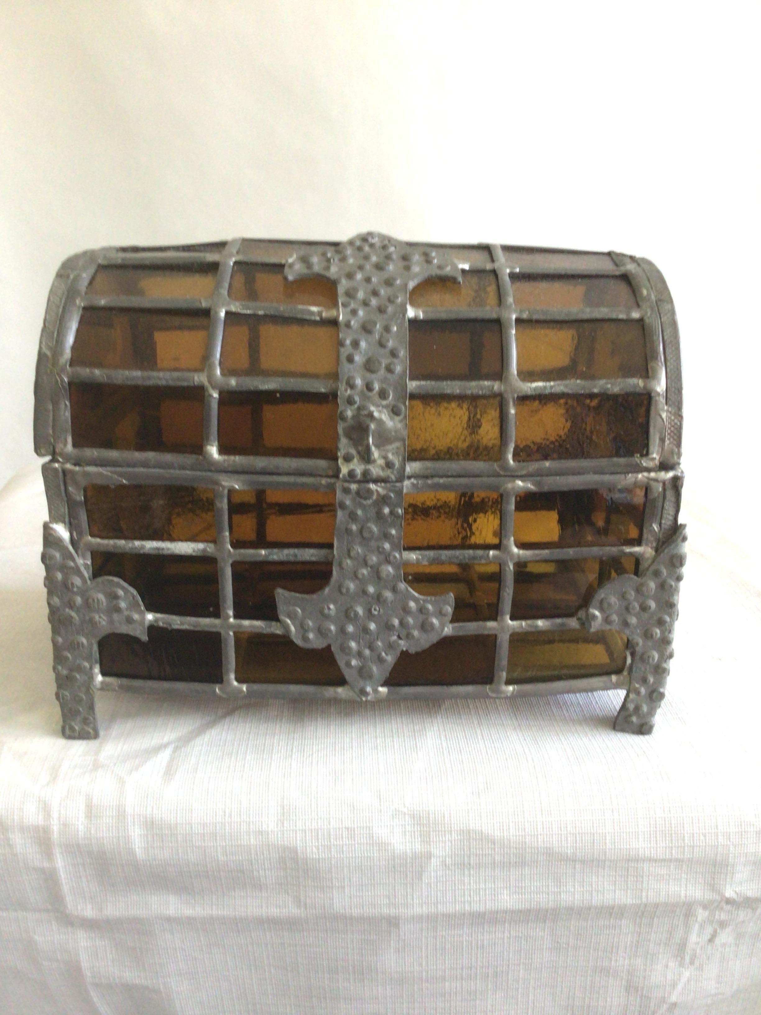 Boîte en verre ambré avec couvercle en forme de dôme datant des années 1920
Cette boîte unique en verre teinté présente un gracieux sommet en forme de dôme et est ornée d'accents métalliques sur des pieds en métal.
