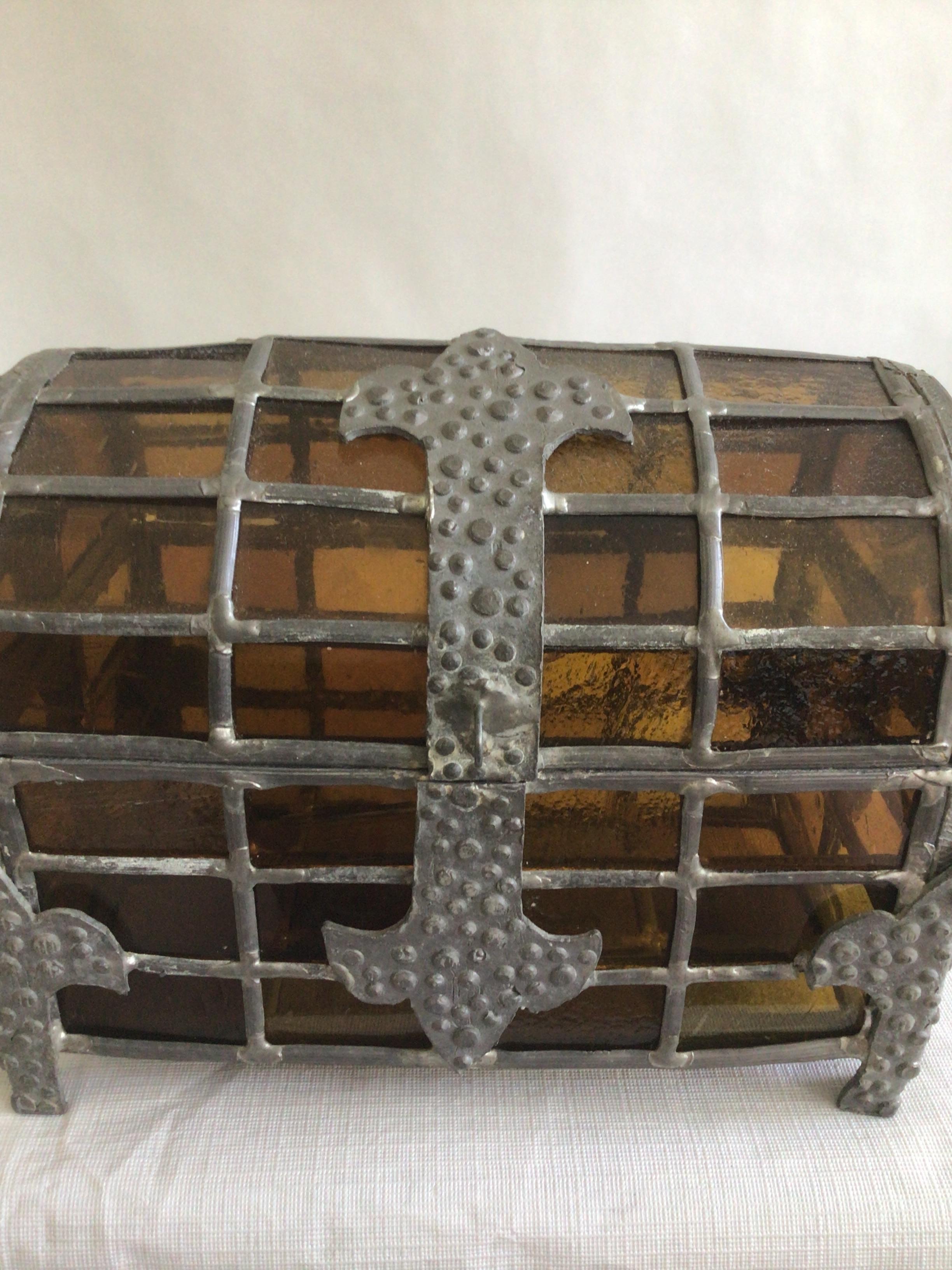 Métal Boîte en verre ambré avec couvercle en forme de dôme datant des années 1920 en vente