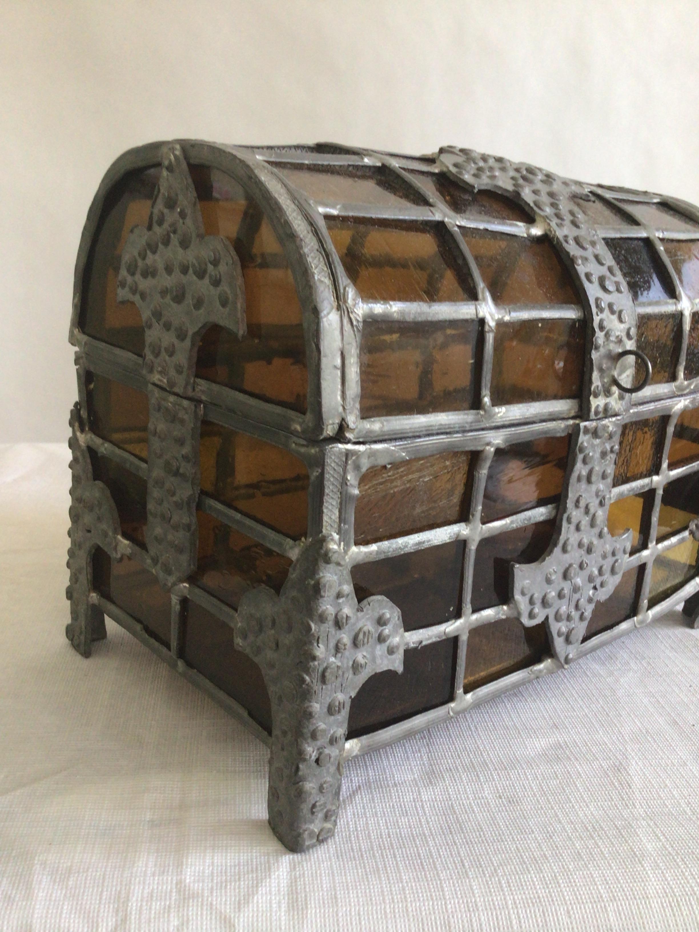 Boîte en verre ambré avec couvercle en forme de dôme datant des années 1920 en vente 1