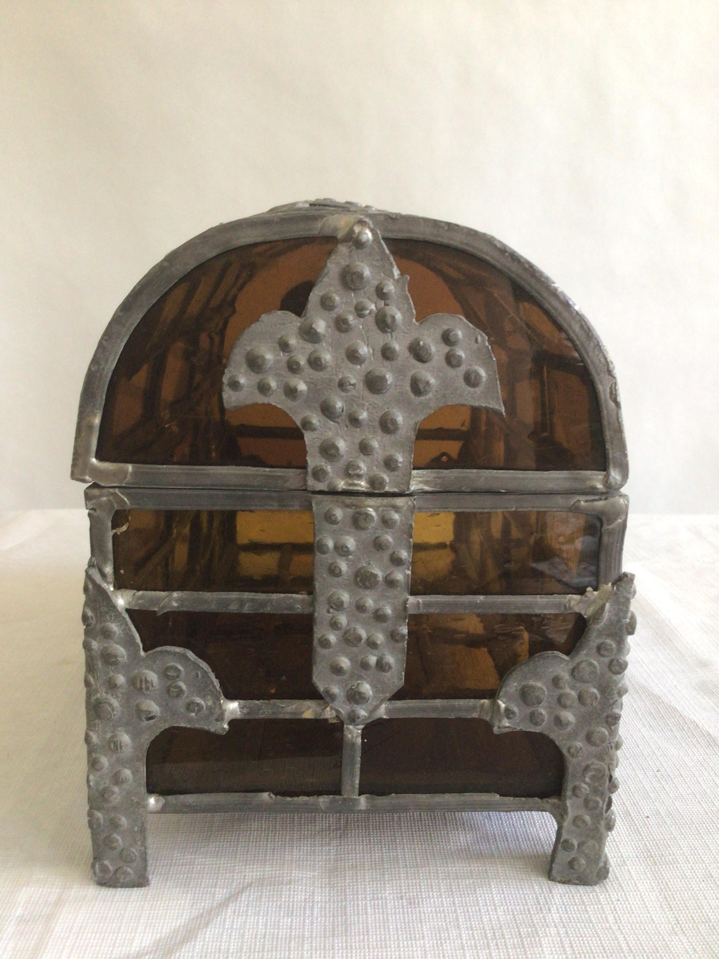 Boîte en verre ambré avec couvercle en forme de dôme datant des années 1920 en vente 2