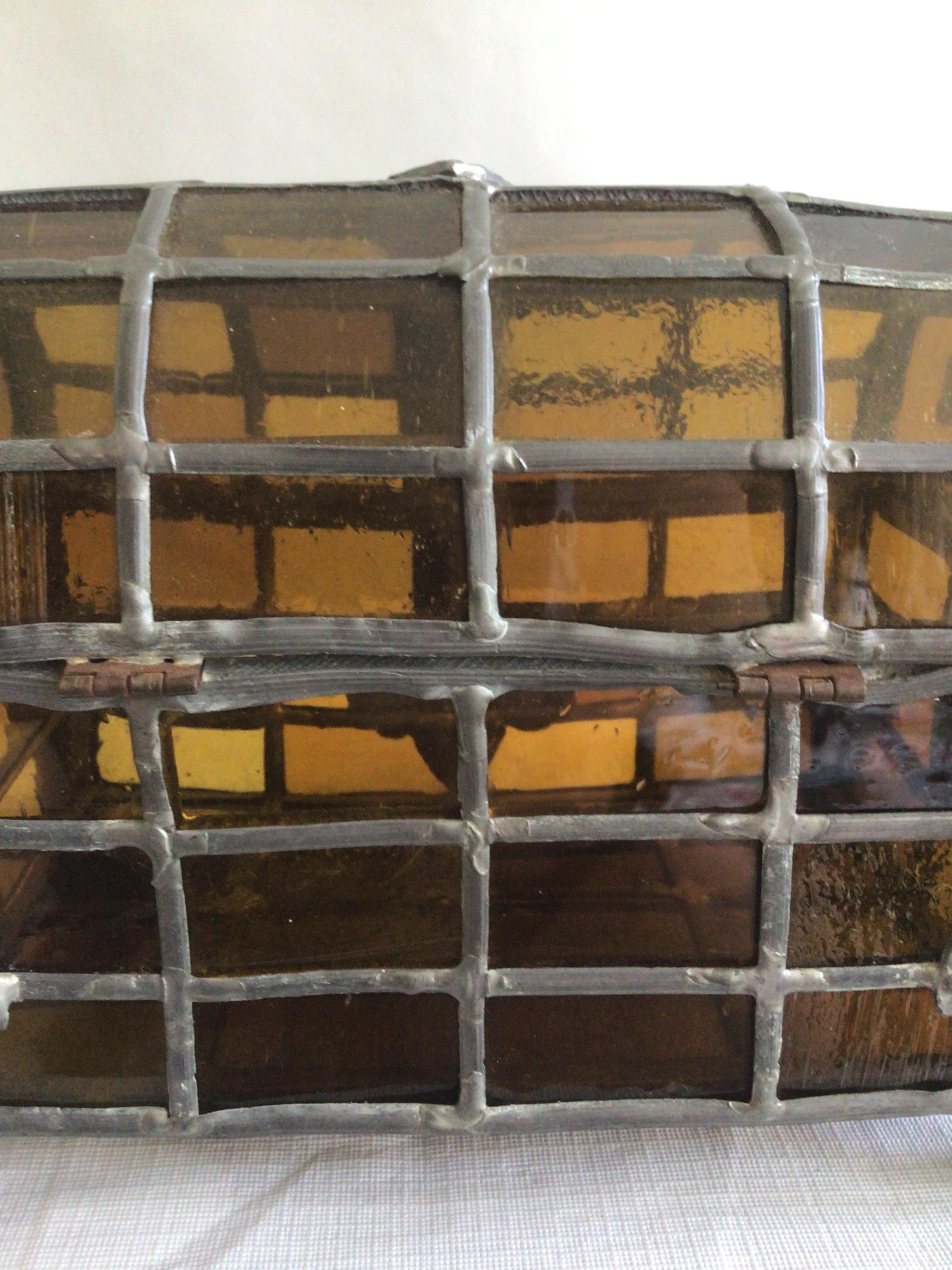 Boîte en verre ambré avec couvercle en forme de dôme datant des années 1920 en vente 3