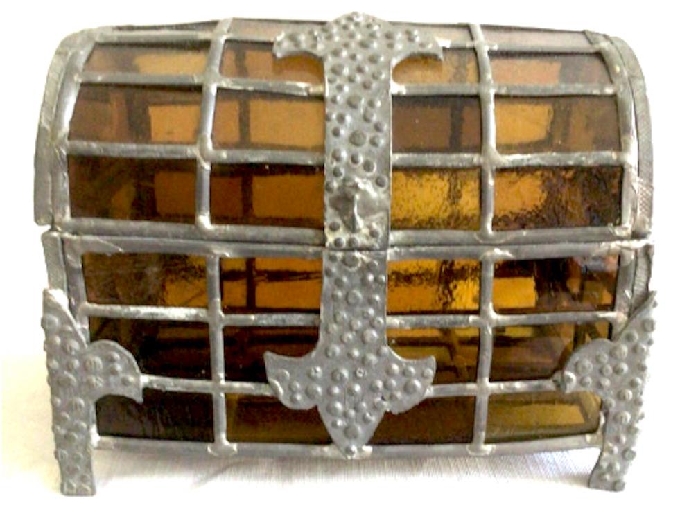 Boîte en verre ambré avec couvercle en forme de dôme datant des années 1920