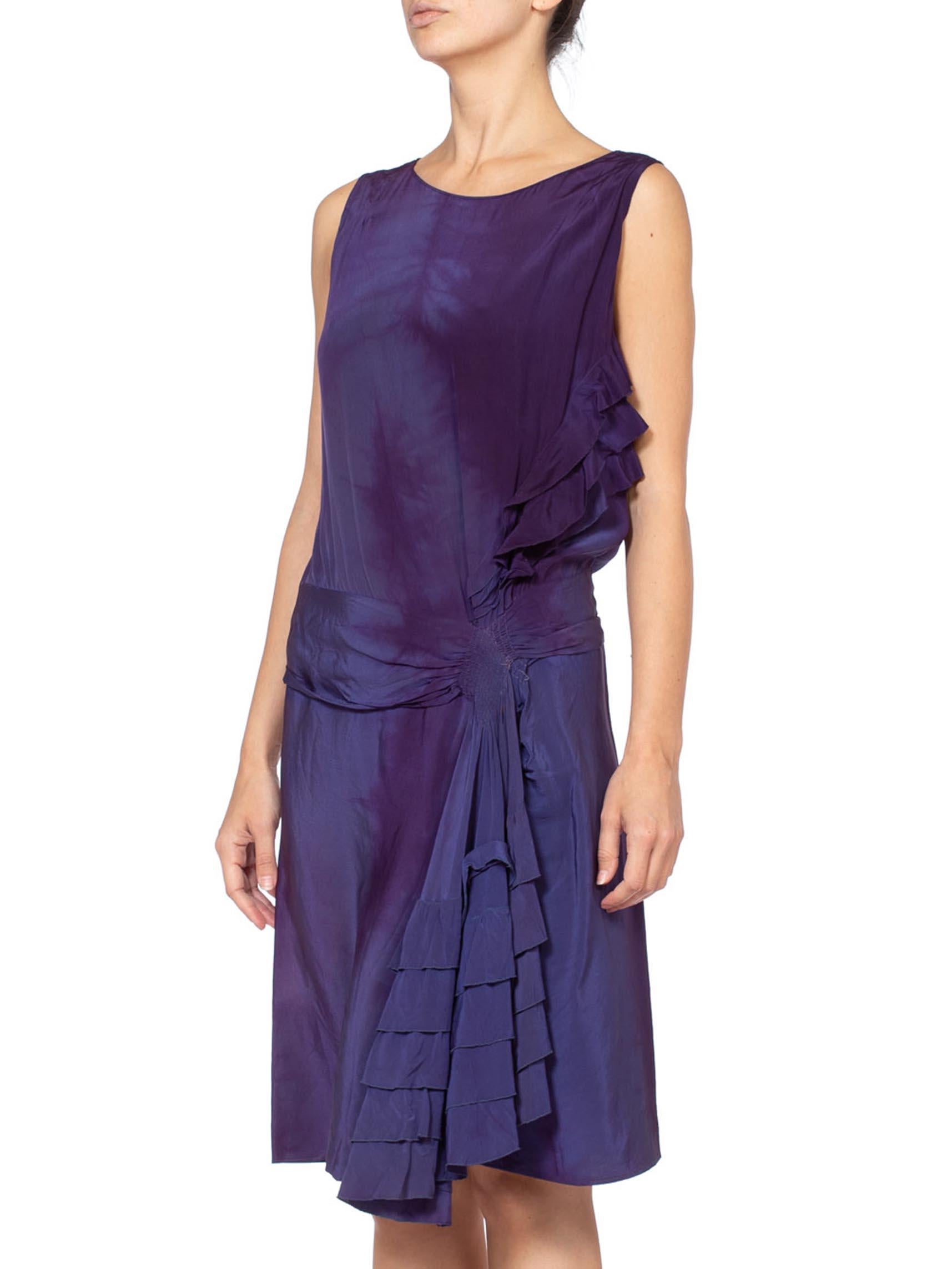robe de cocktail de soirée des années 1920 en soie violette à volants drapés