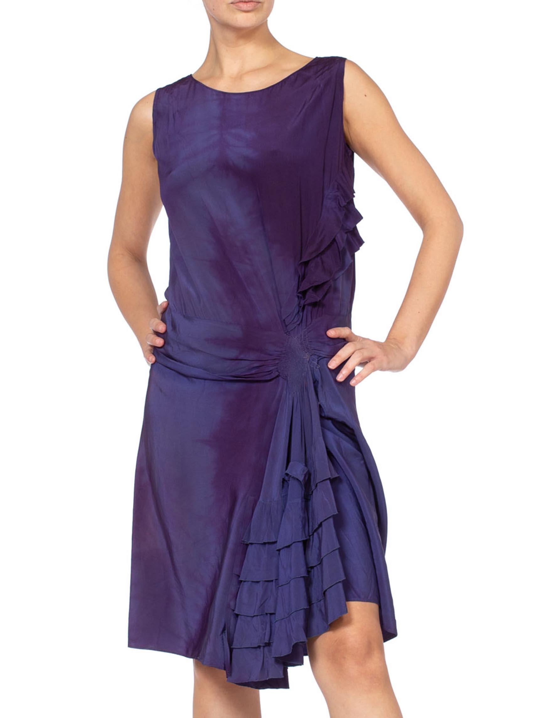 Robe de cocktail de soirée drapée à volants en soie violette des années 1920 Pour femmes en vente