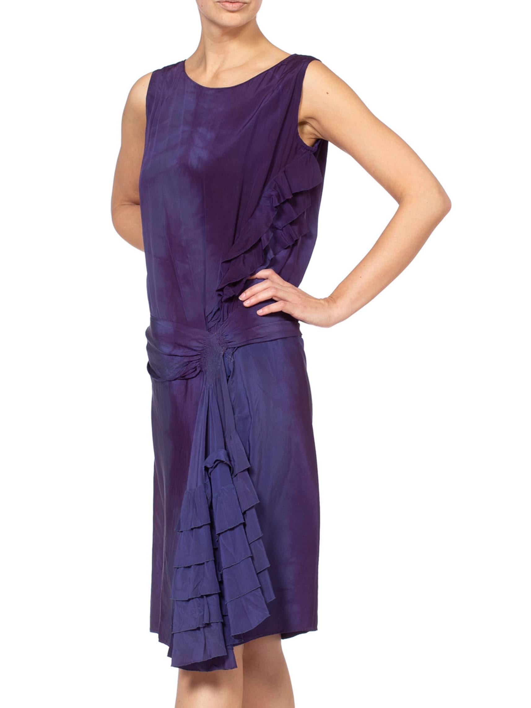 Robe de cocktail de soirée drapée à volants en soie violette des années 1920 en vente 2