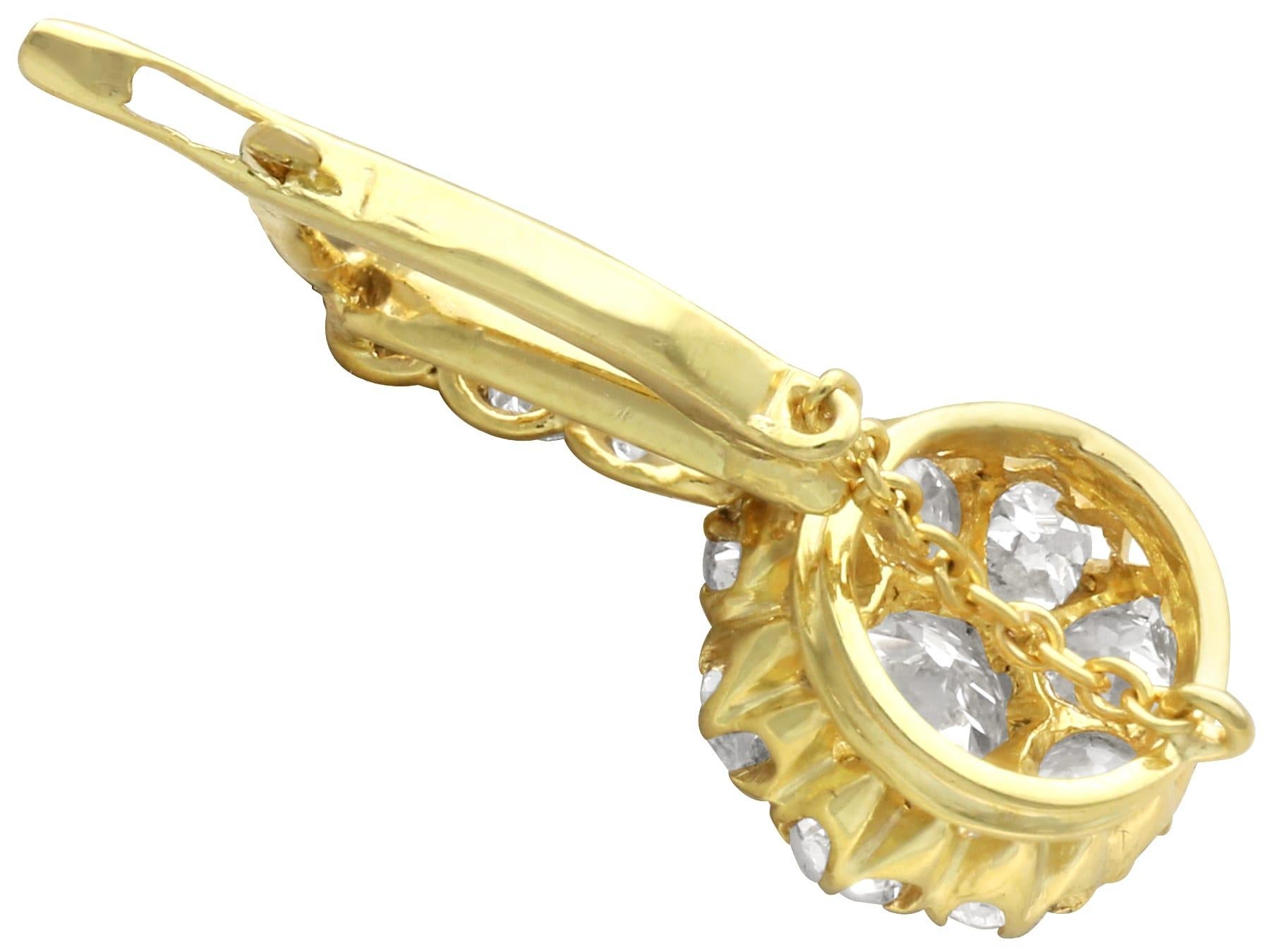 1920er Jahre Niederländische 2,35 Karat Diamant und 14k Gelbgold Cluster-Ohrringe für Damen oder Herren im Angebot